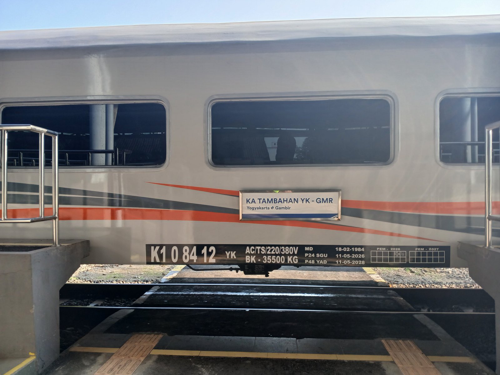 Foto Kereta tambahan yogyakarta - gambir yang ada saat hari-hari tertentu di Indonesia