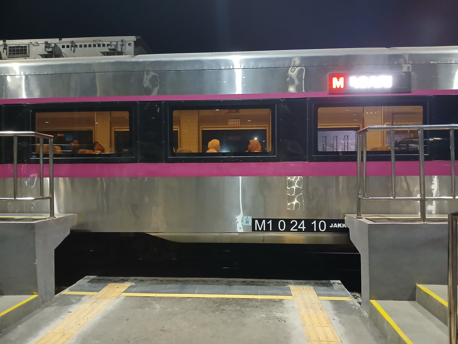 Foto KM kereta api singasari tujuan pasar senen di Indonesia