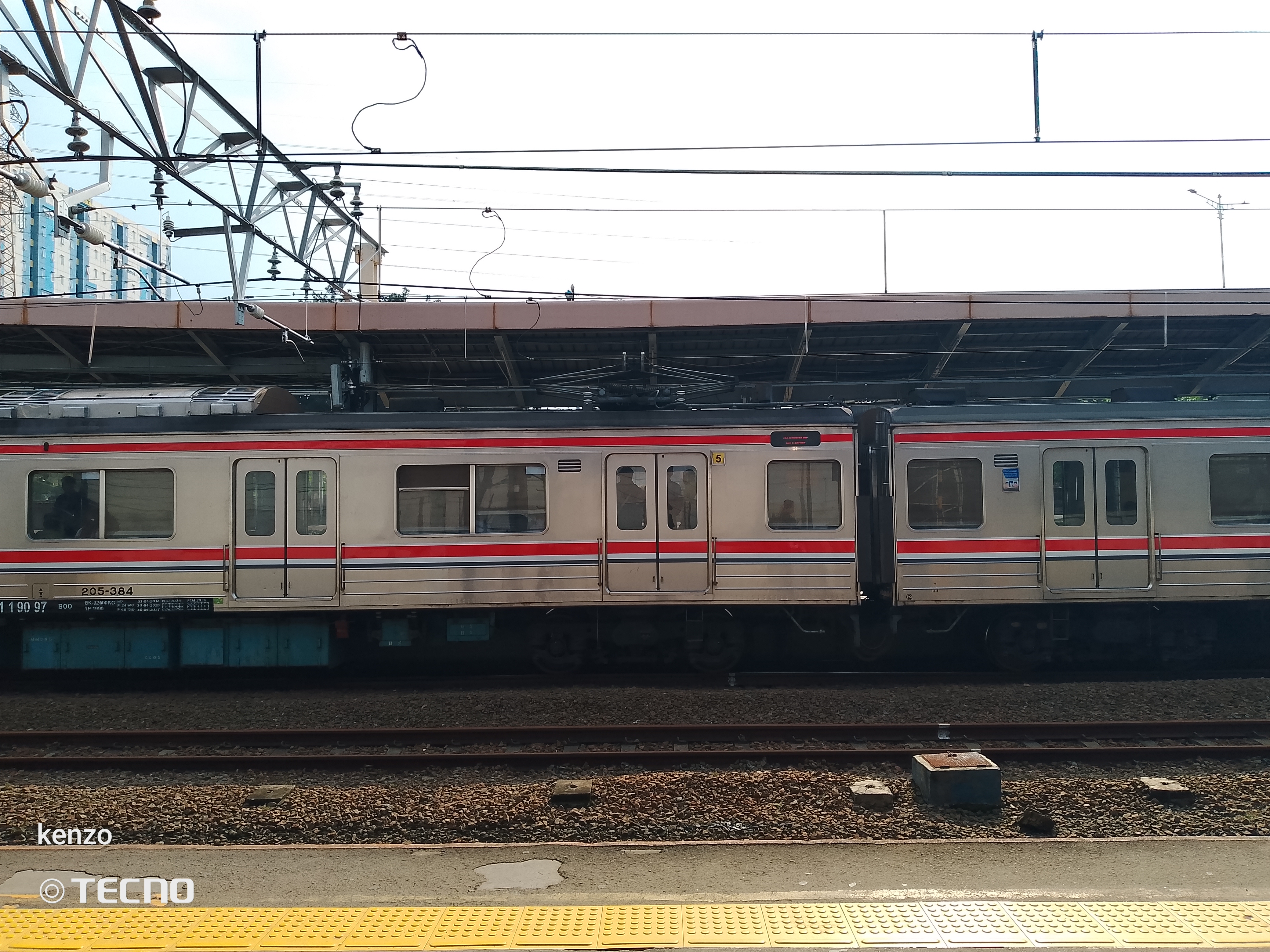 KRL arah Rangkasbitung  di Stasiun Indonesia - foto kereta api terbaru