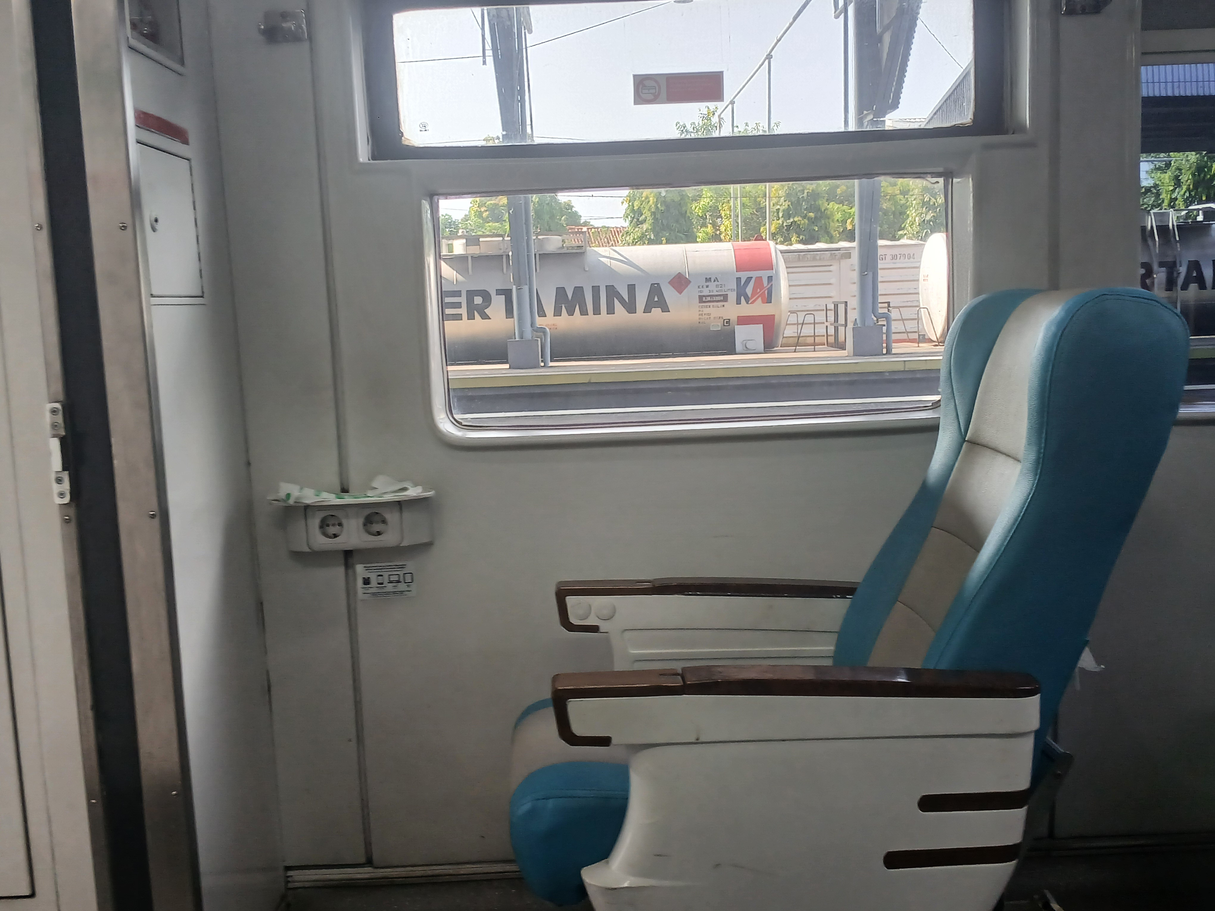 Kursi yang selalu sendiri di Indonesia - foto kereta api