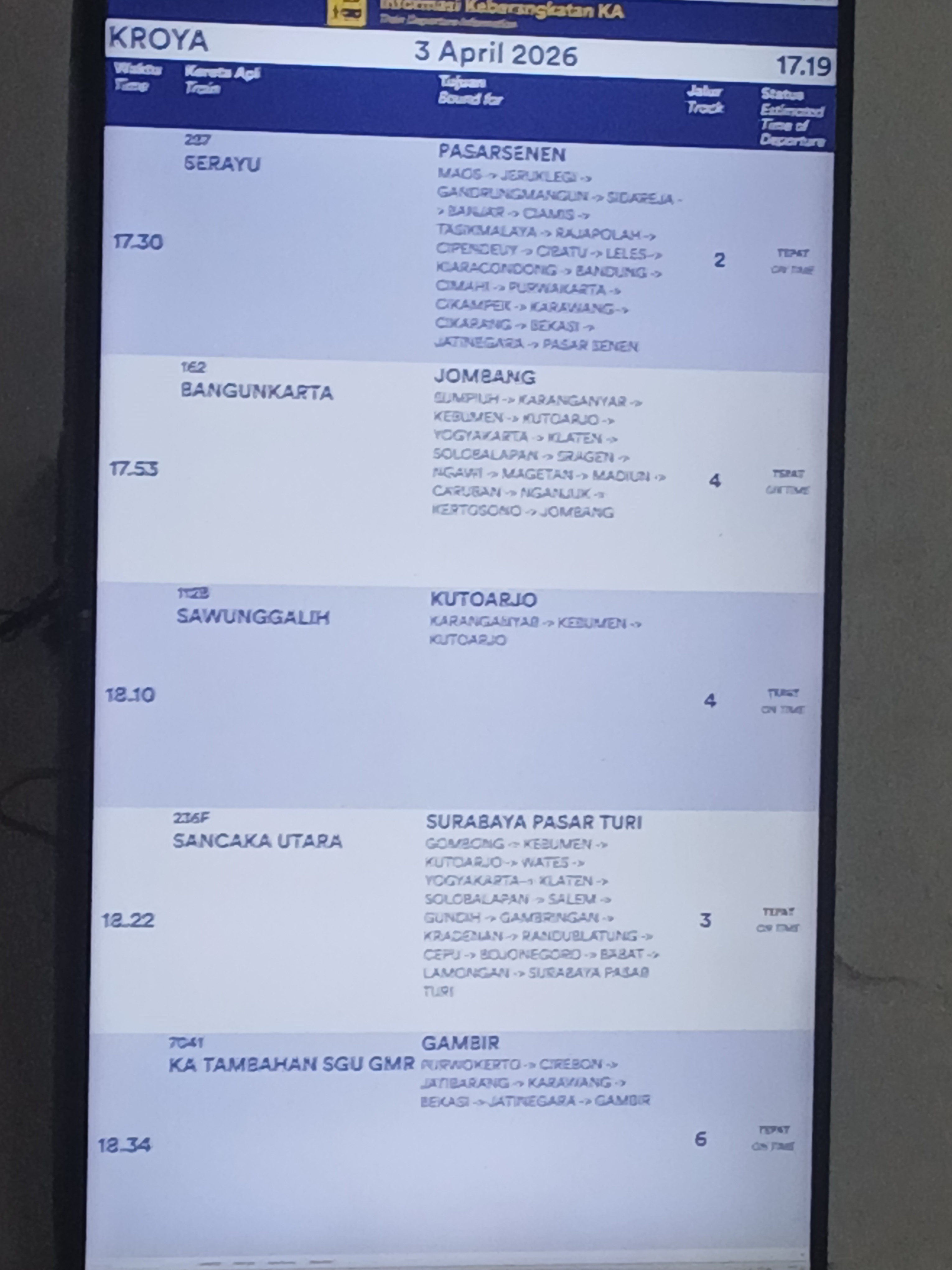 Layar informasi keberangkatan ka di stasiun kroya di Stasiun Indonesia - foto kereta api terbaru