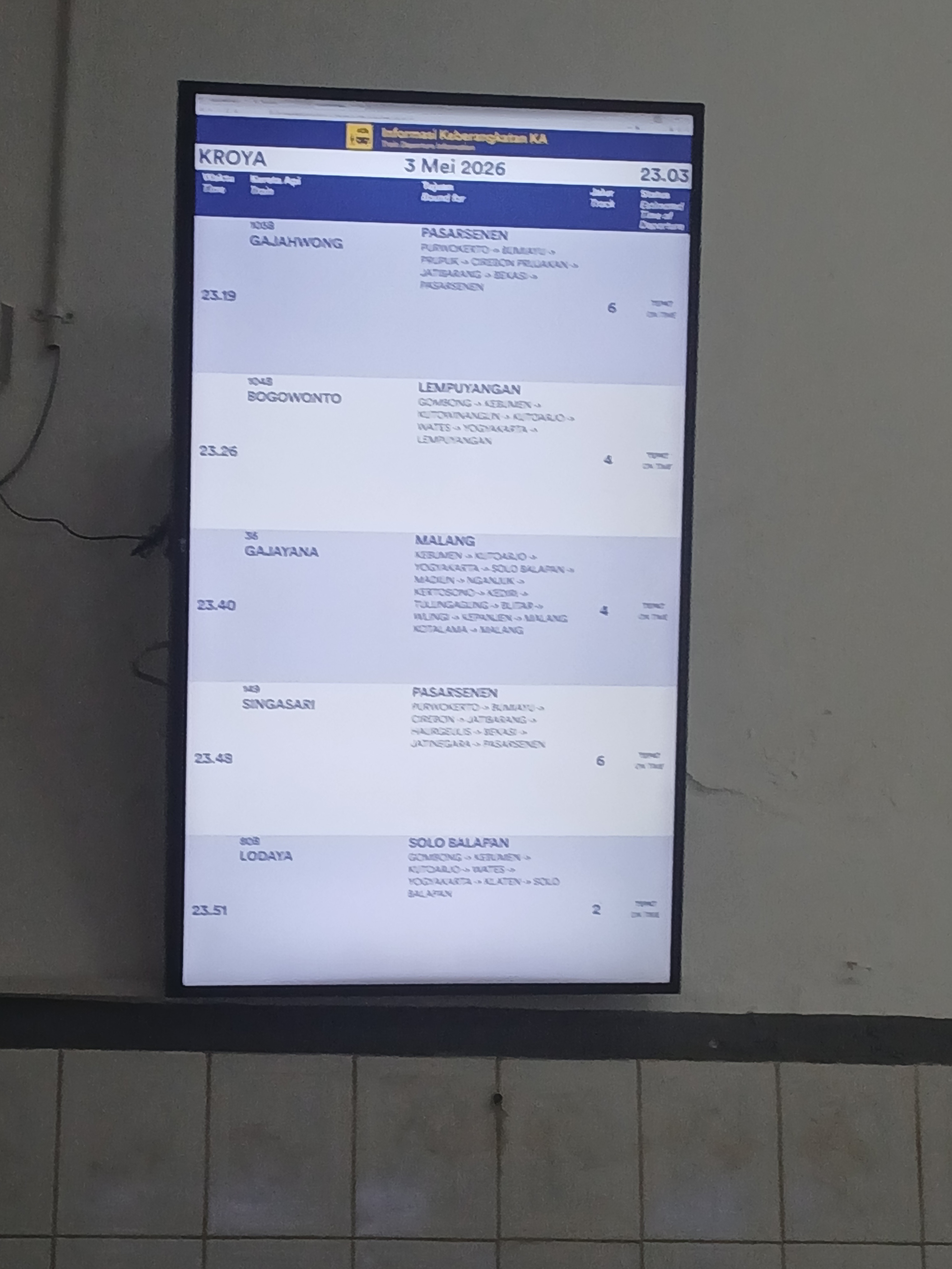 Layar informasi keberangkatan di stasiun kroya