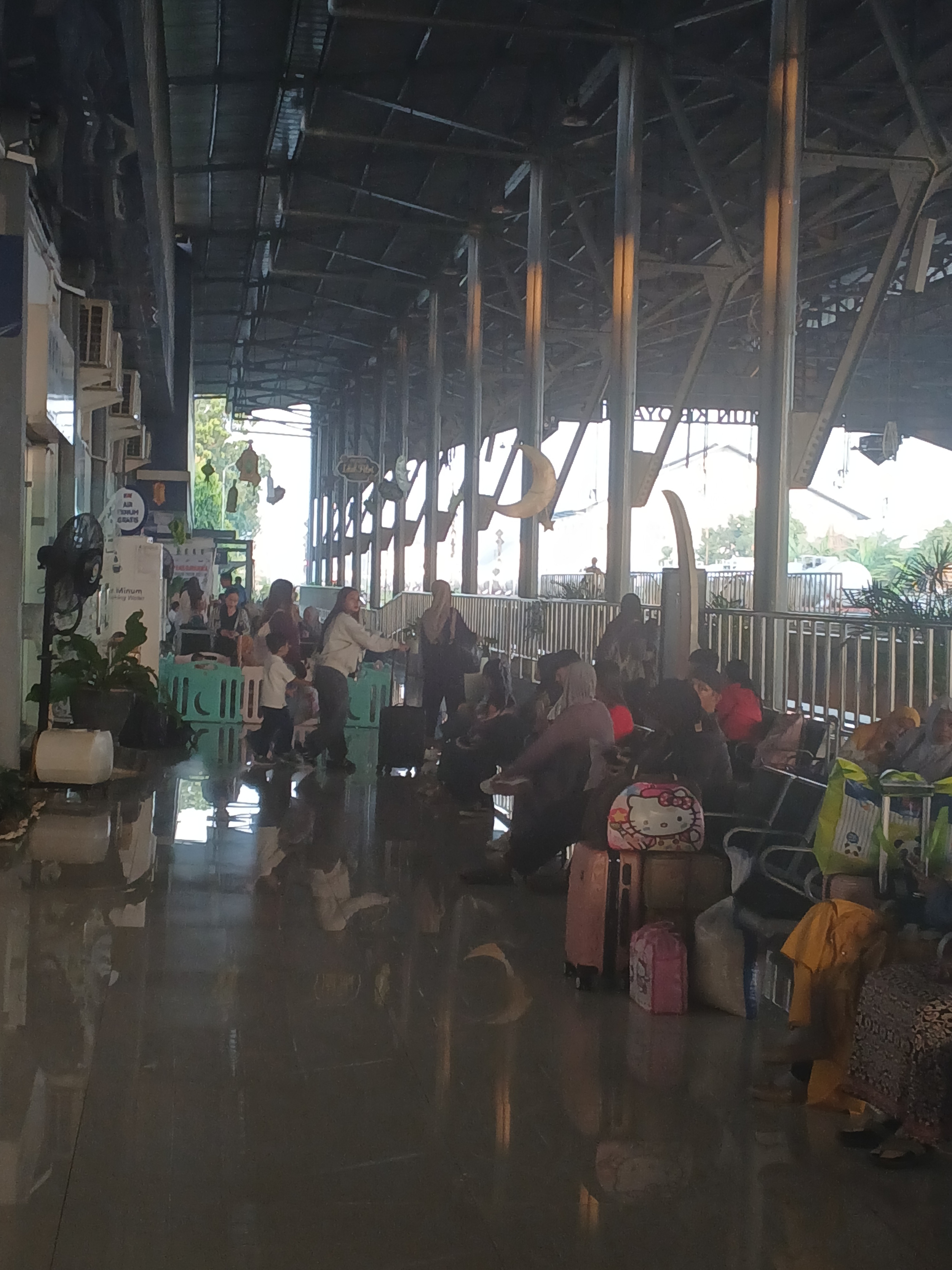 Lebaran hampir selesai di Indonesia - foto kereta api