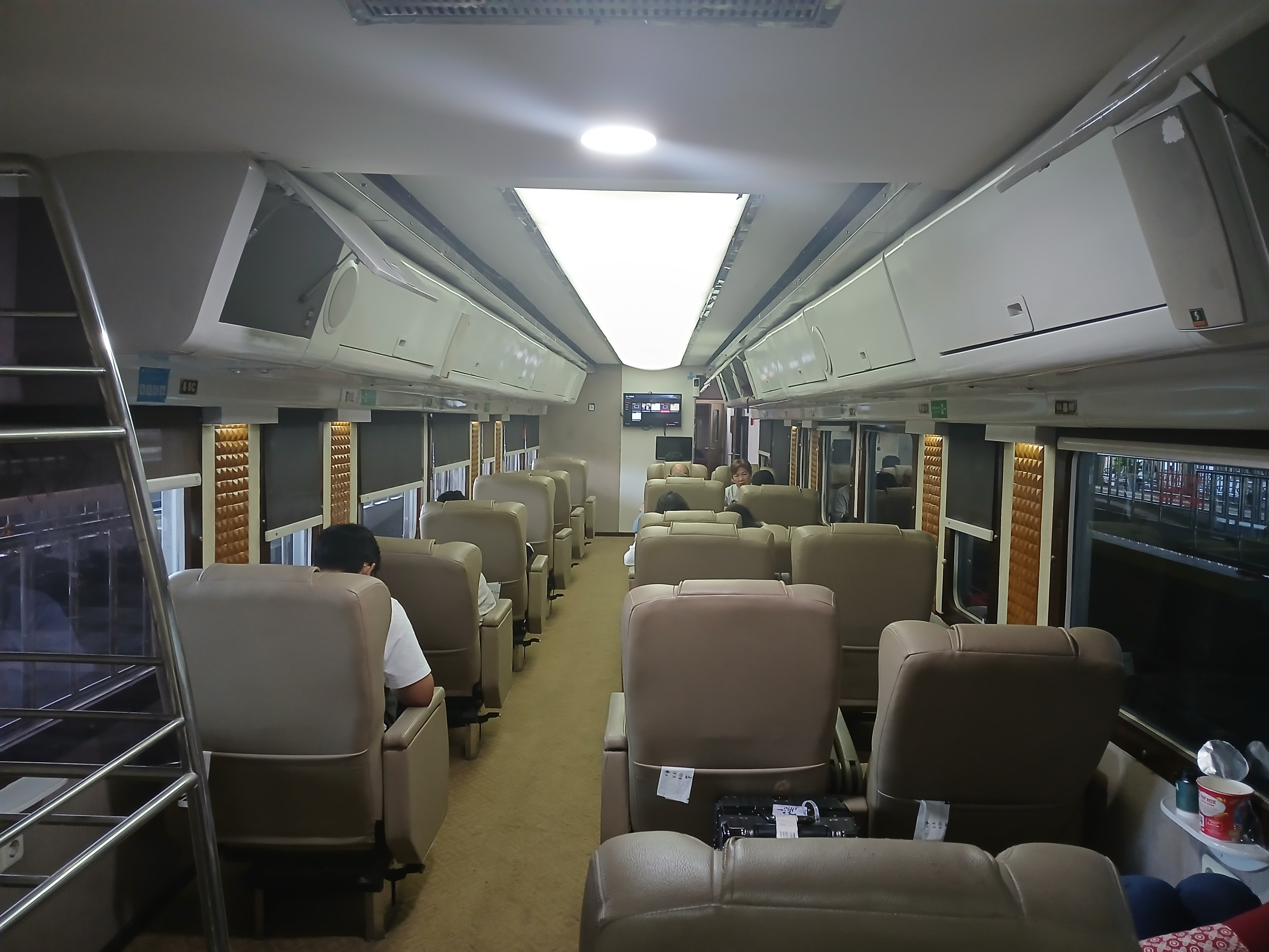 Leganya naik kereta imperial