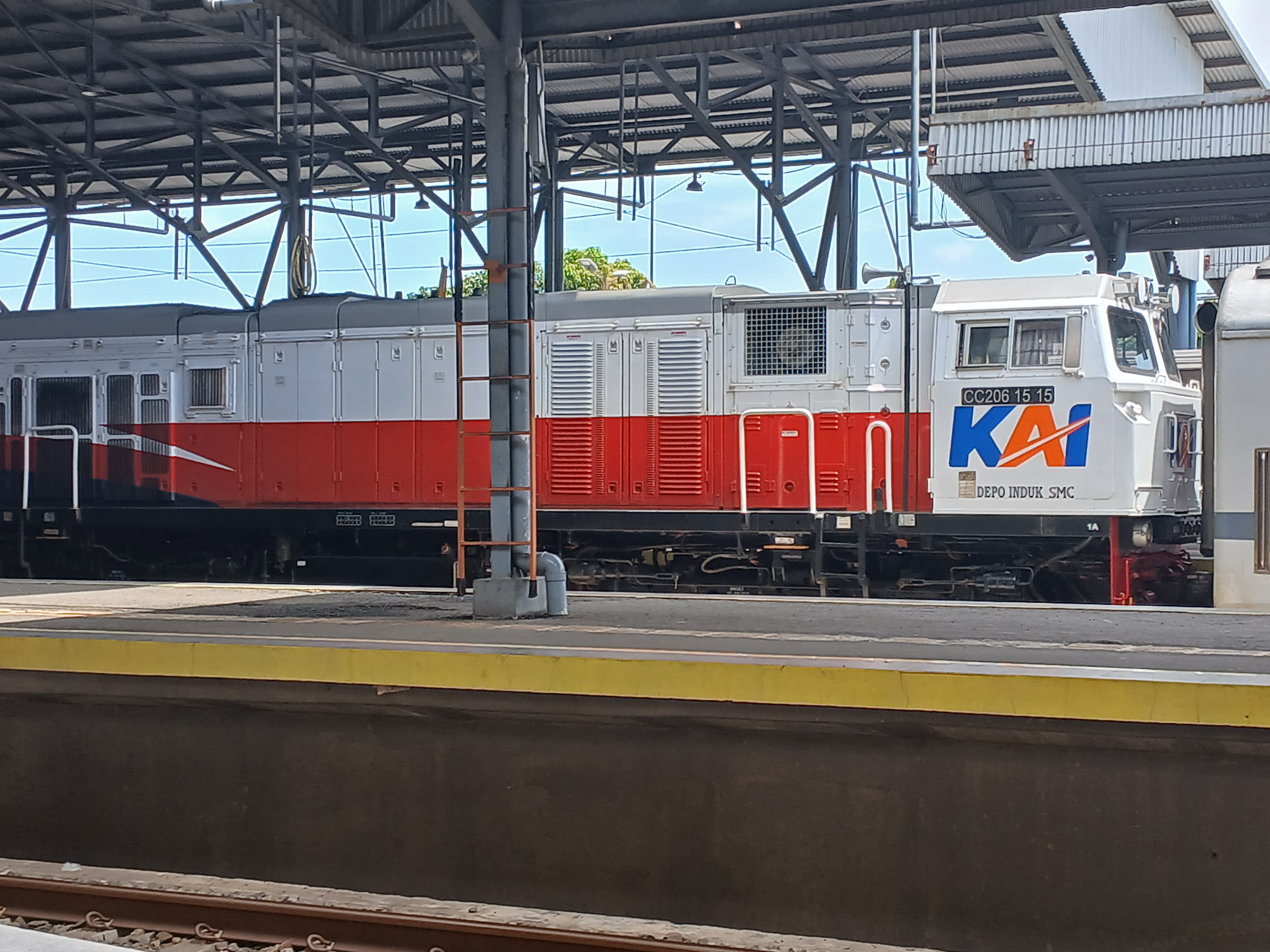Lok cc 206 15 15 di Stasiun Indonesia - foto kereta api terbaru