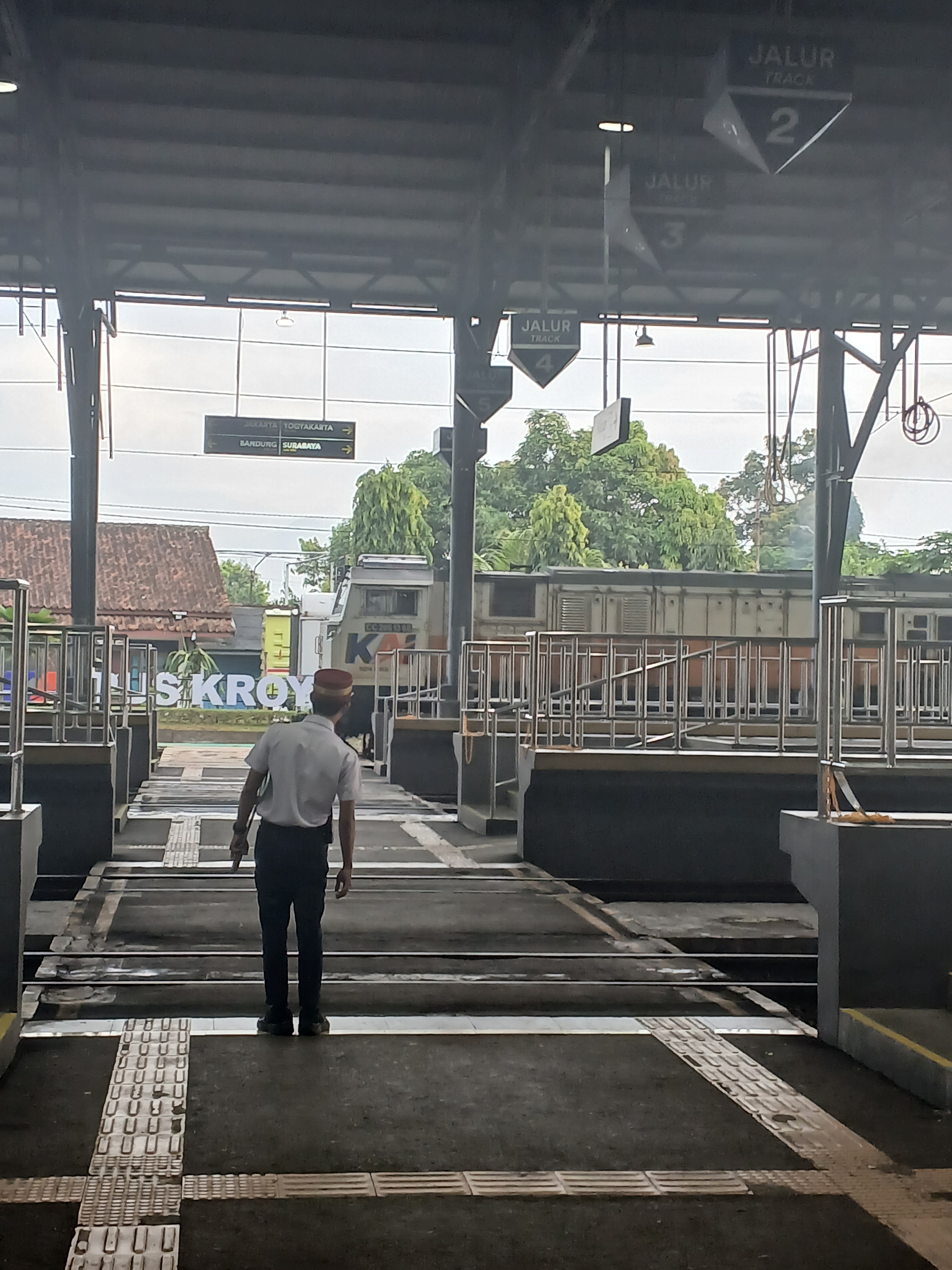 Lokomotif cc 206 13 60 di Stasiun Indonesia - foto kereta api terbaru