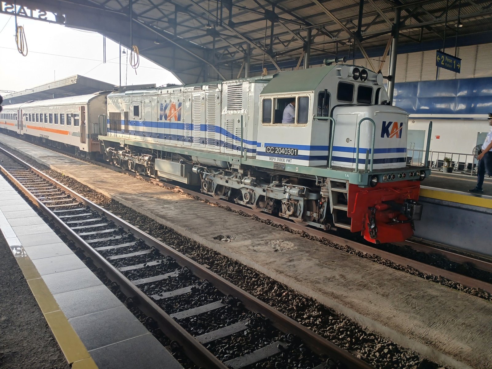 Lokomotif dengan livery biru putih