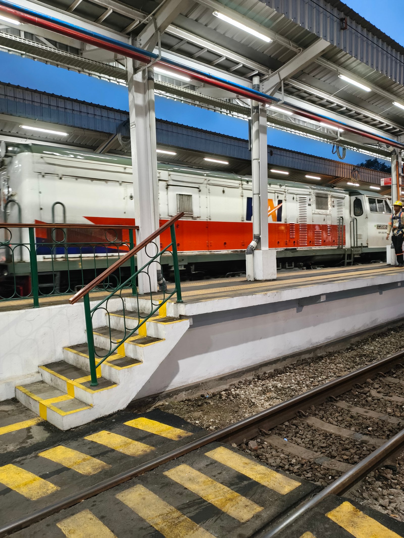 Lokomotif kereta Sawunggalih 112