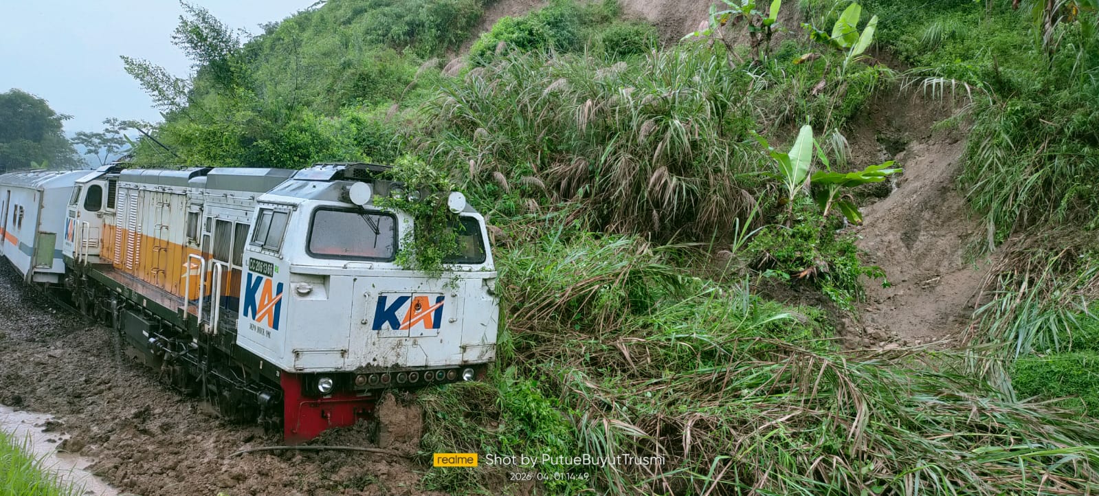 Foto Longsor Hantam KA Ciremai di Maswati–Sasaksaat, Enam Perjalanan Kereta Terdampak* - Kereta Di di Indonesia