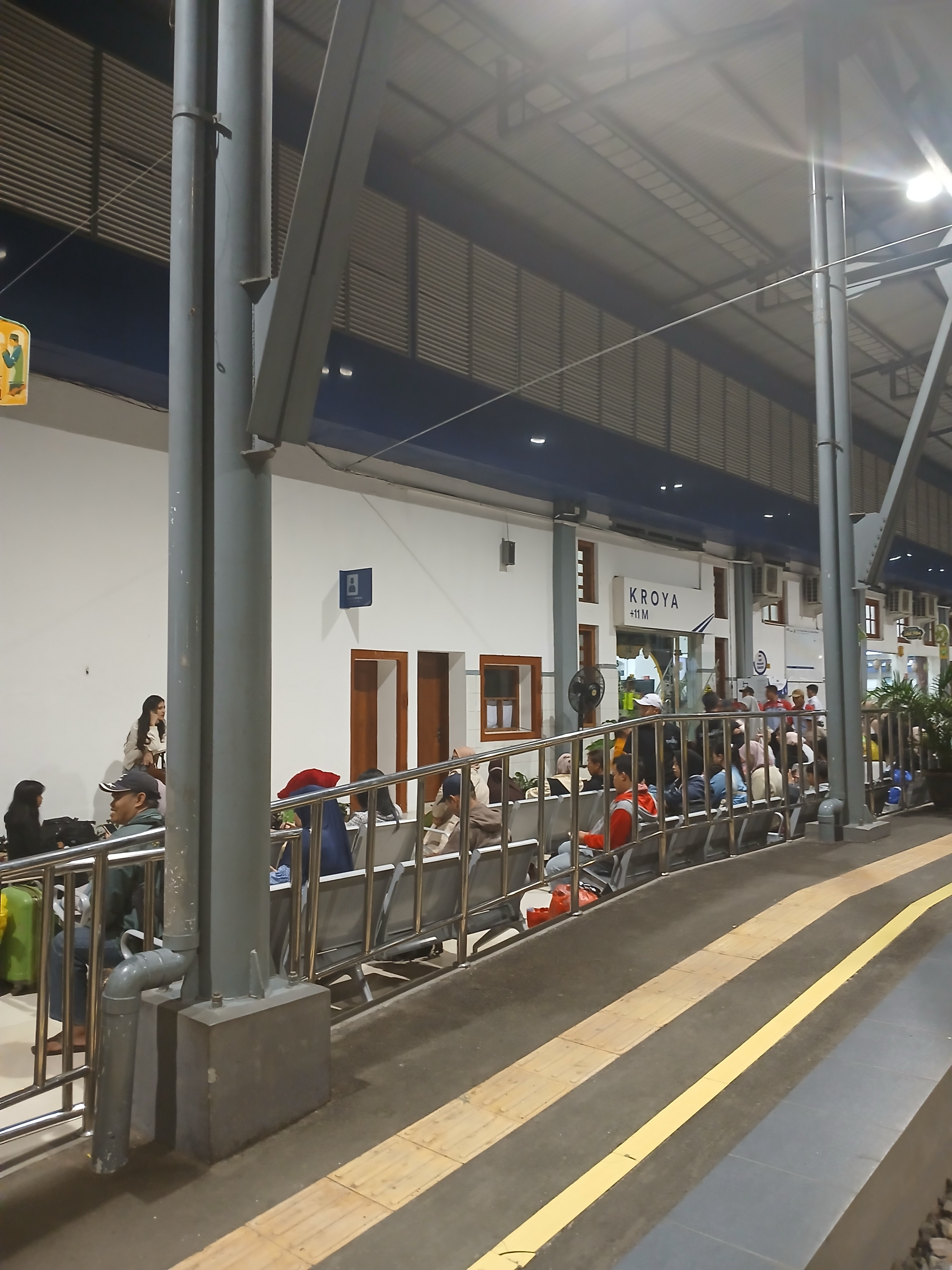 Masih dalam suasana arus balik di Stasiun Indonesia - foto kereta api terbaru