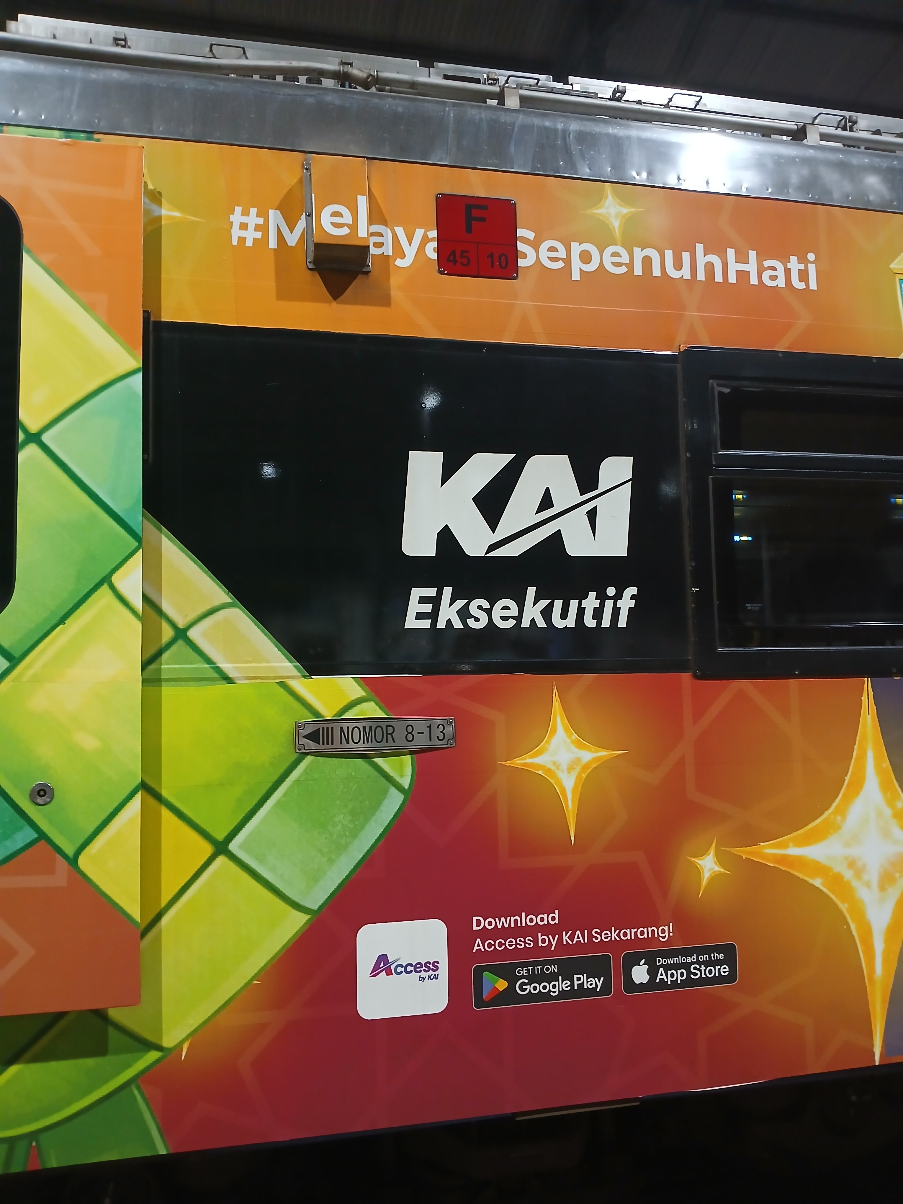 Melayani dengan sepenuh hati di Indonesia - foto kereta api