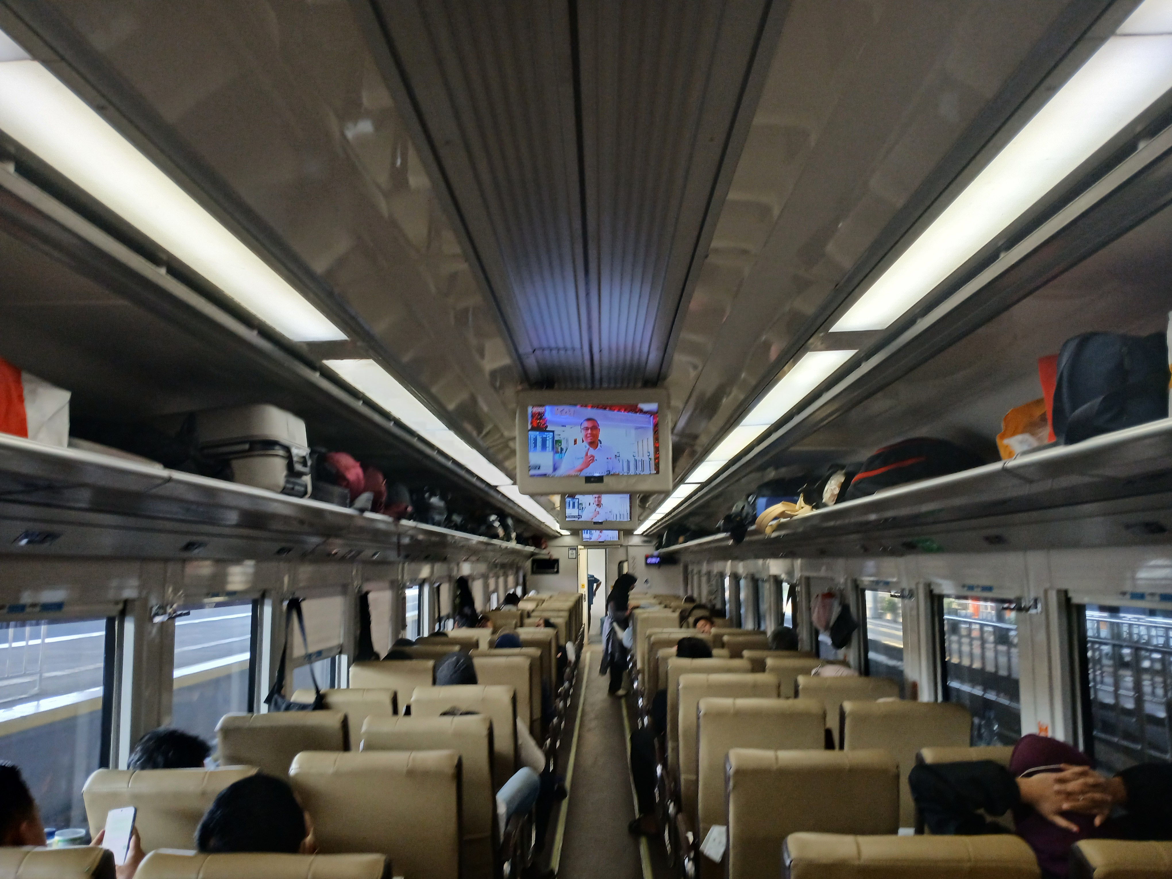 "Mengarungi Jawa dengan Asyiknya Kereta Malabar: Kroya ke Bandung