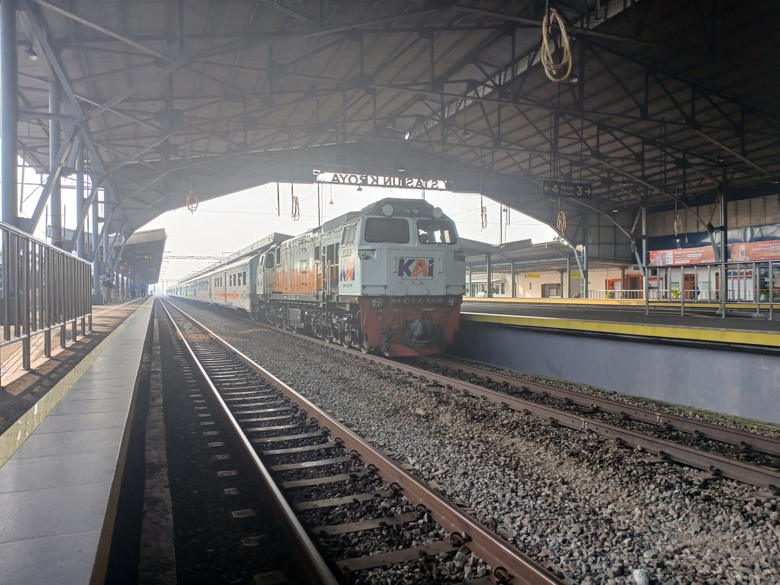 Mentari pagi menyambut keberangkatan kereta api purwojaya tujuan gambir