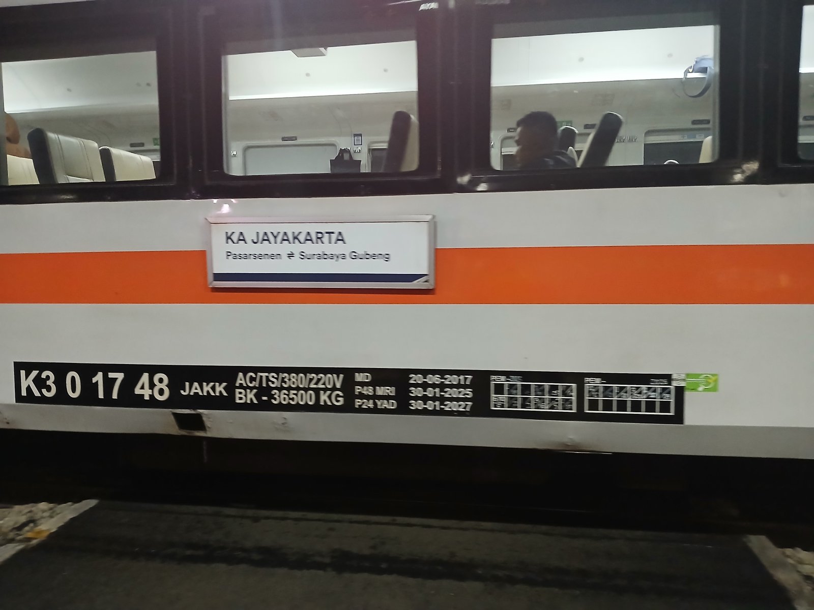 Menyusiri pantura dengan kereta api jayakarta menuju Surabaya gubeng kota pahlawan