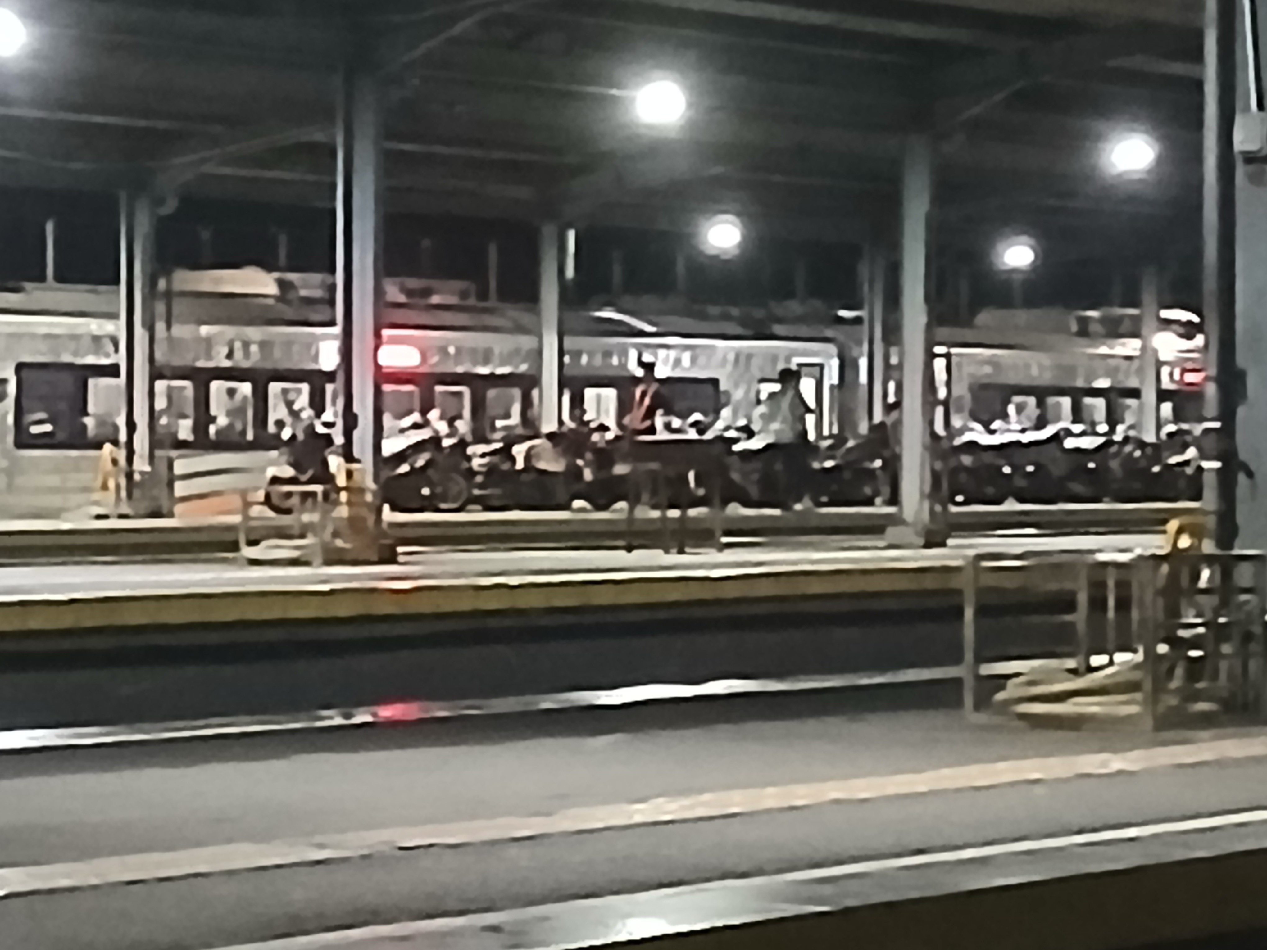 Motorny udah pada antri mau kereta motis di Stasiun Indonesia - foto kereta api terbaru