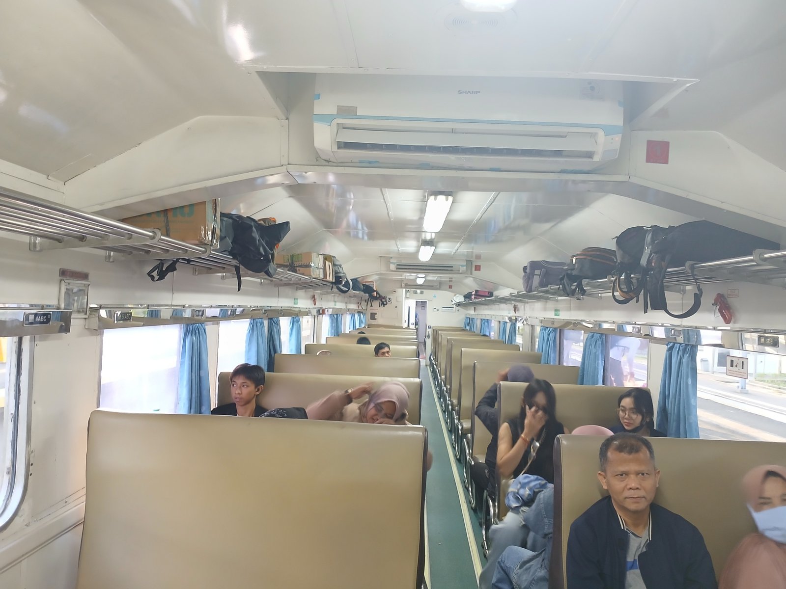 Pagi-pagi naik kereta api serayu makin ramai dan lancar