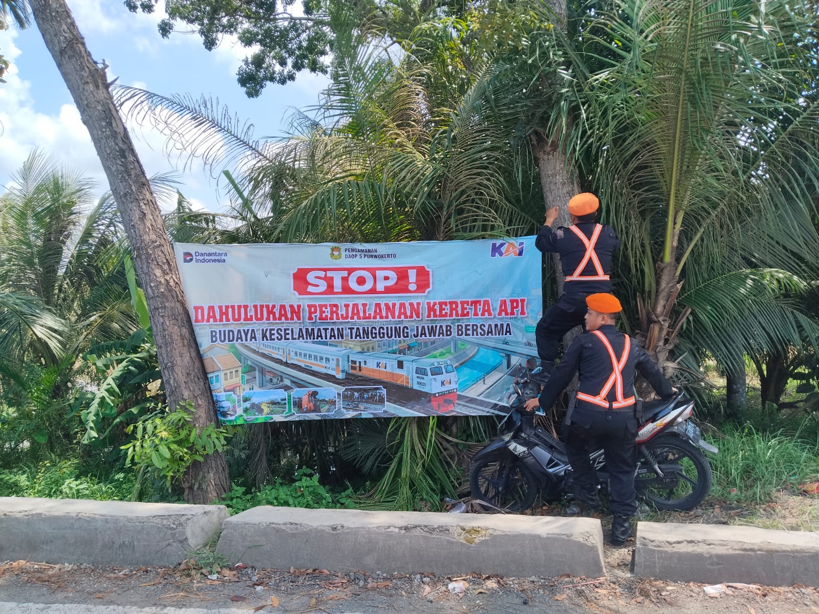 Pemasangan Banner Keselamatan oleh Polsuska di Jalur Kereta Api di Stasiun Indonesia - foto kereta api terbaru