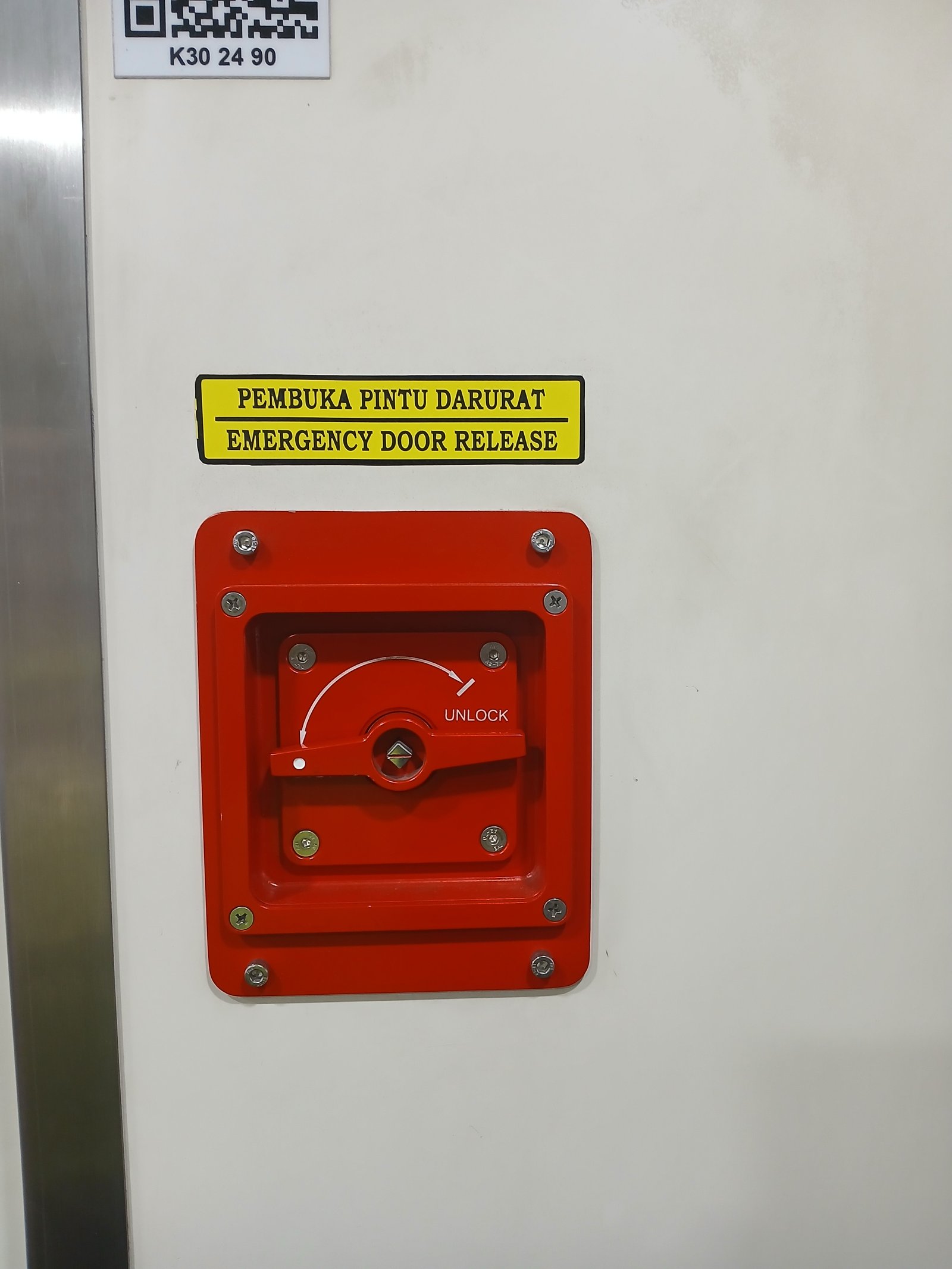 Foto Pembuka pintu darurat di gunakan hanya dalam keadaan darurat di Indonesia