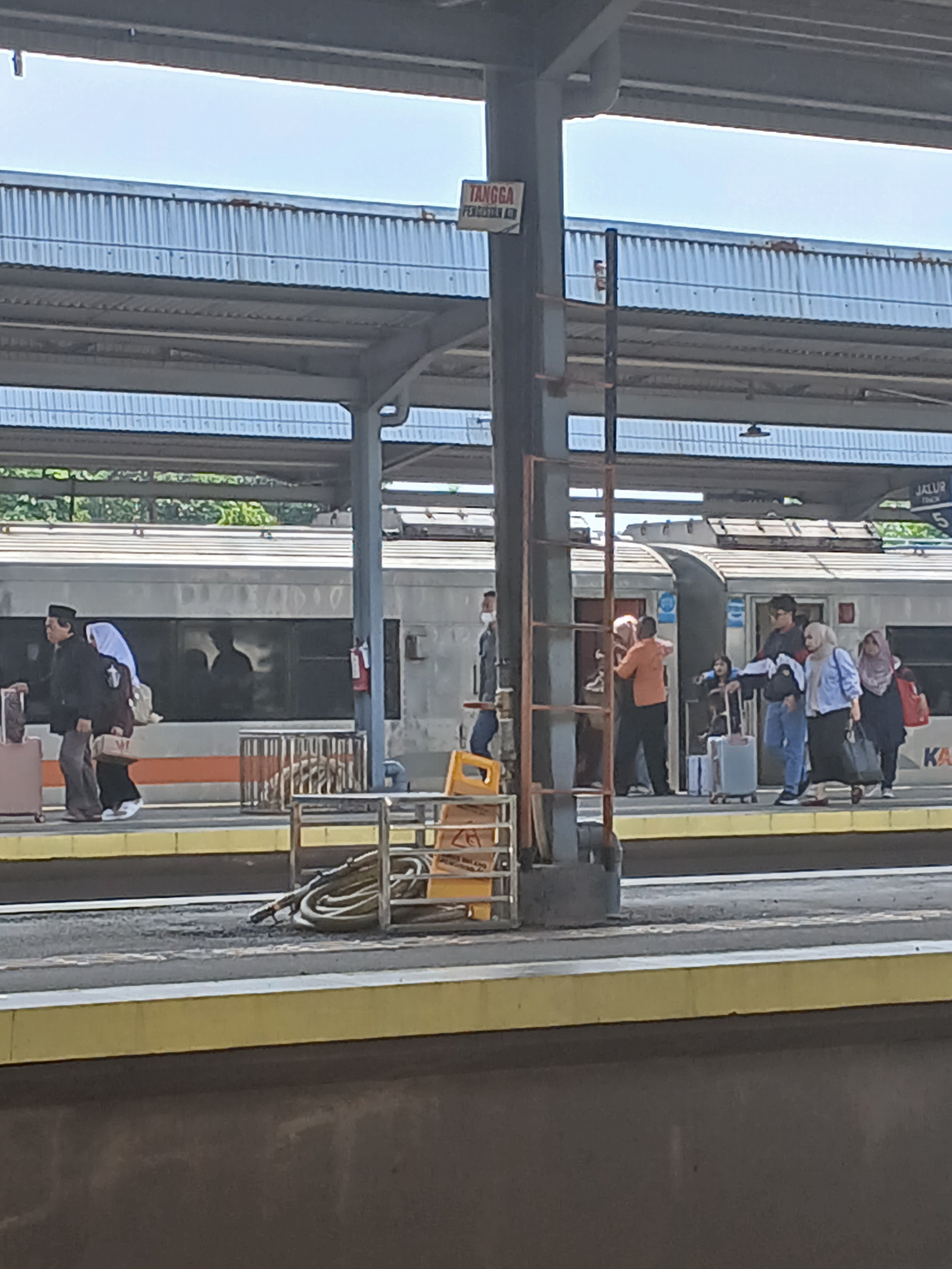 Penumpang turun masih terpantau lancar di Stasiun Indonesia - foto kereta api terbaru
