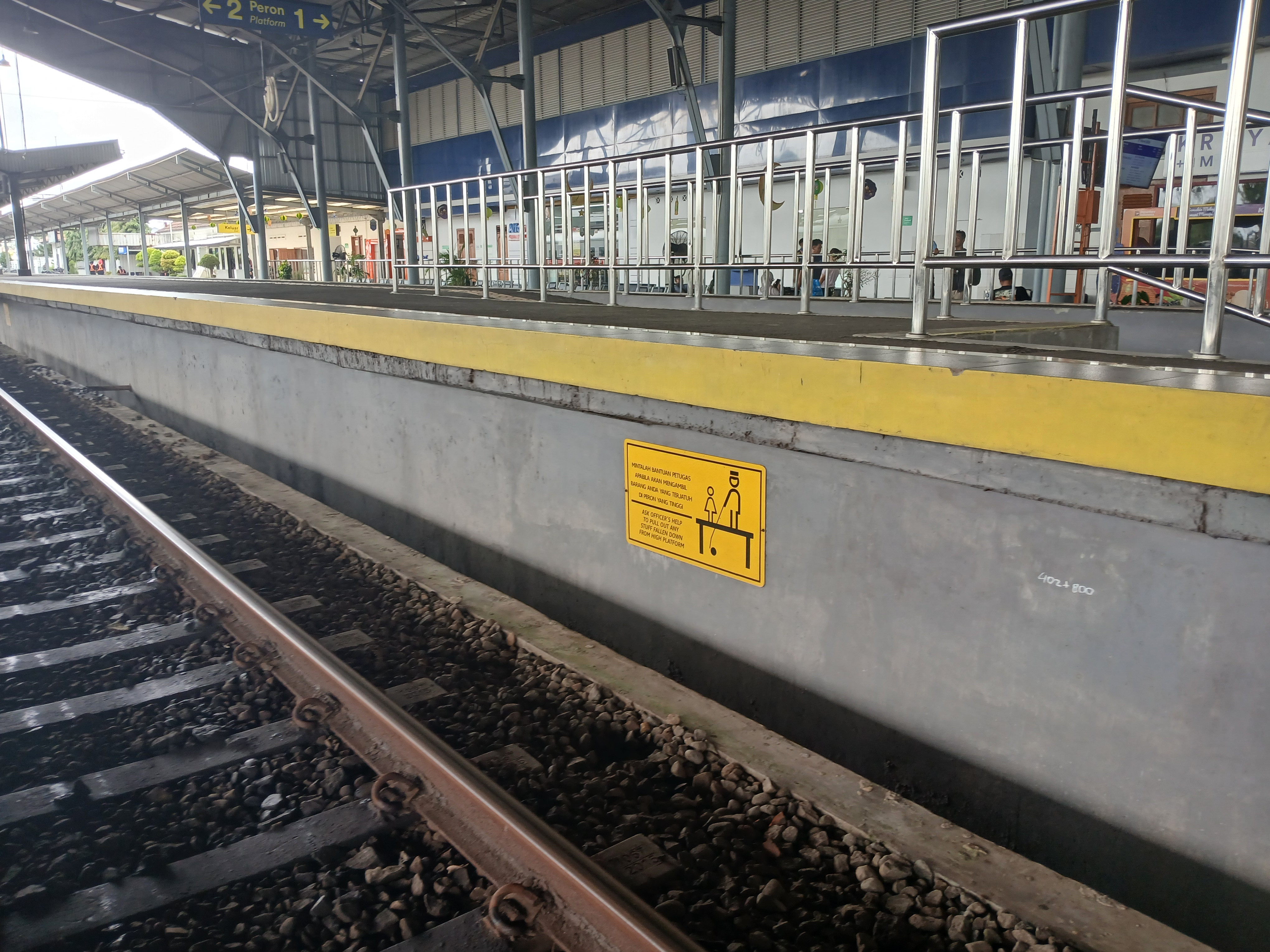 Perhatian di Stasiun Indonesia - foto kereta api terbaru
