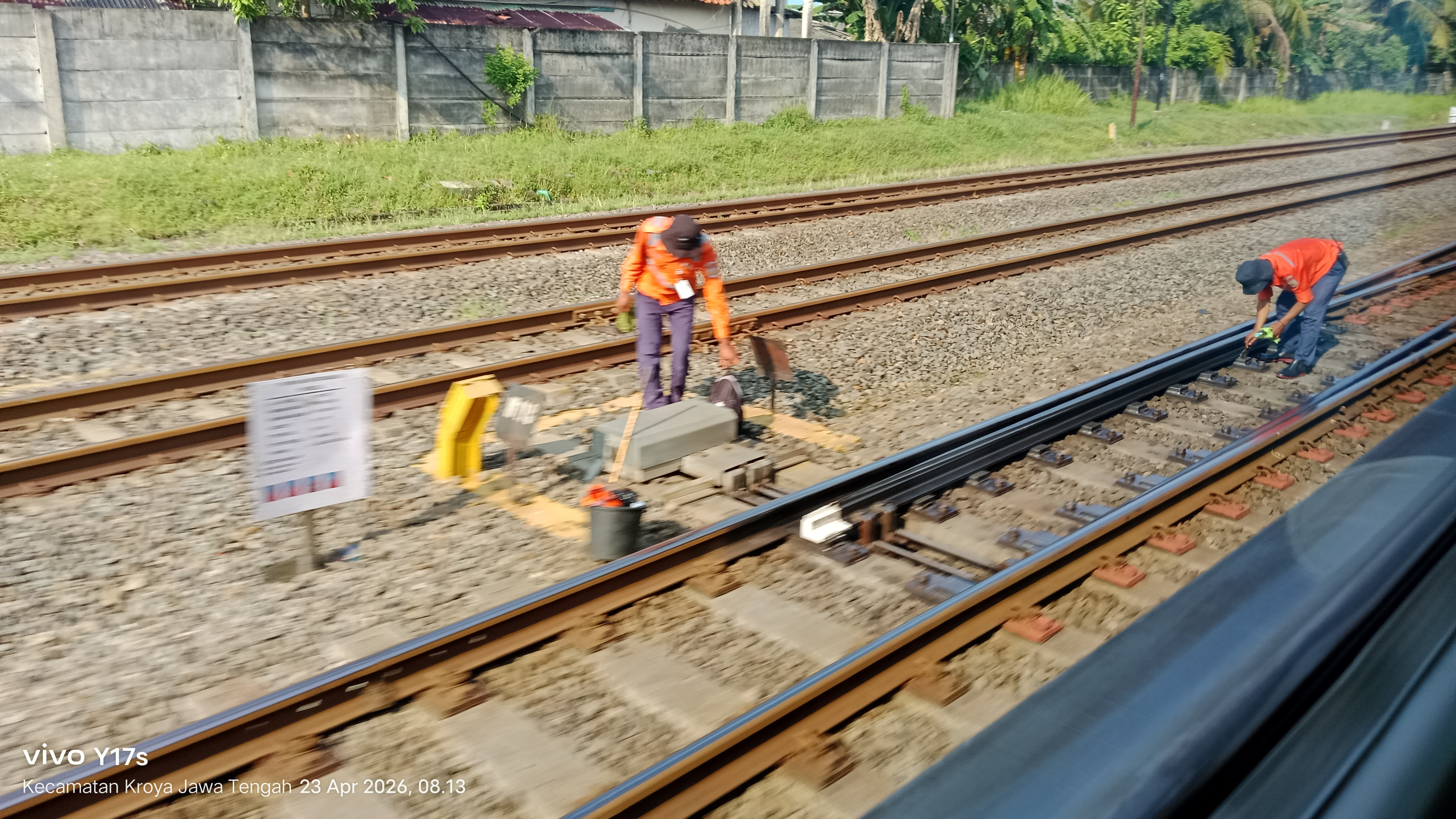 Petugas pembersih wesel sedang melakukan perawatan wesel