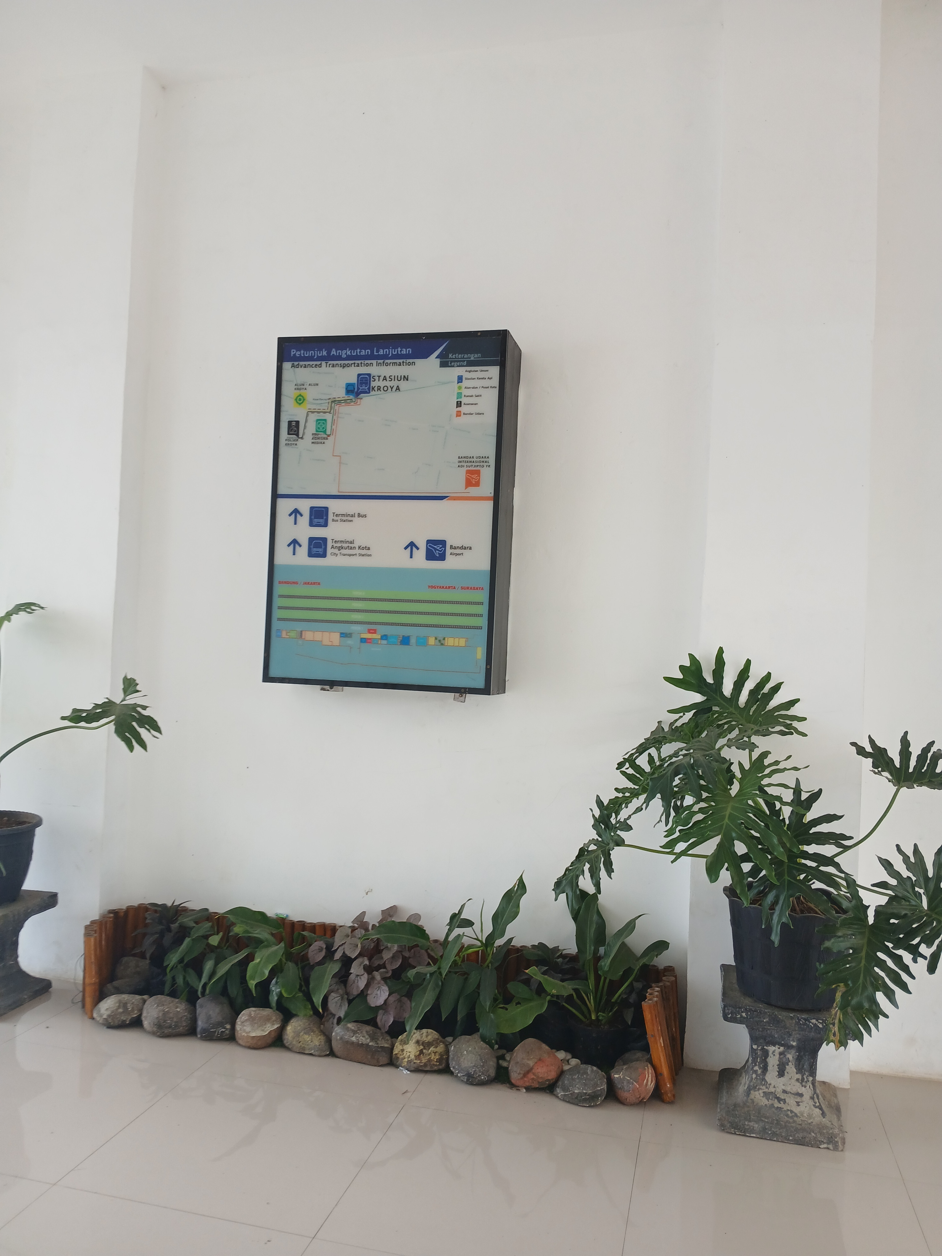 Petunjuk angkutan lanjutan stasiun kroya di Stasiun Indonesia - foto kereta api terbaru