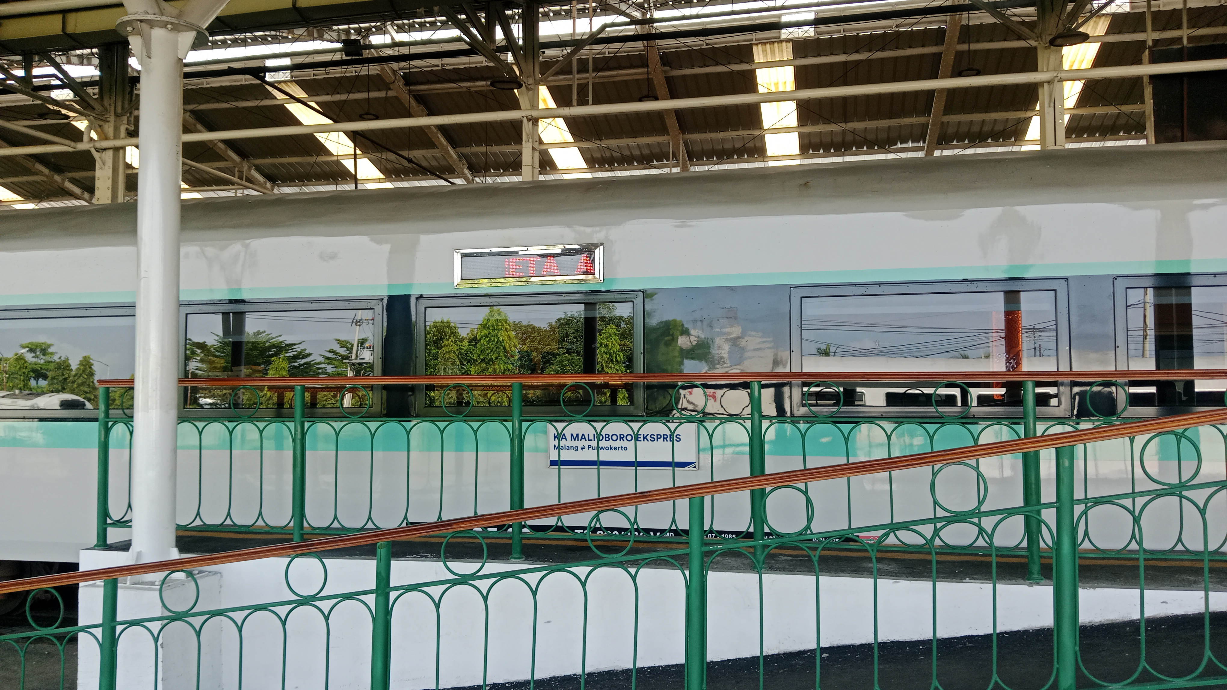 KA MALIOBORO EKSPRES di Indonesia - foto kereta api dan lokomotif