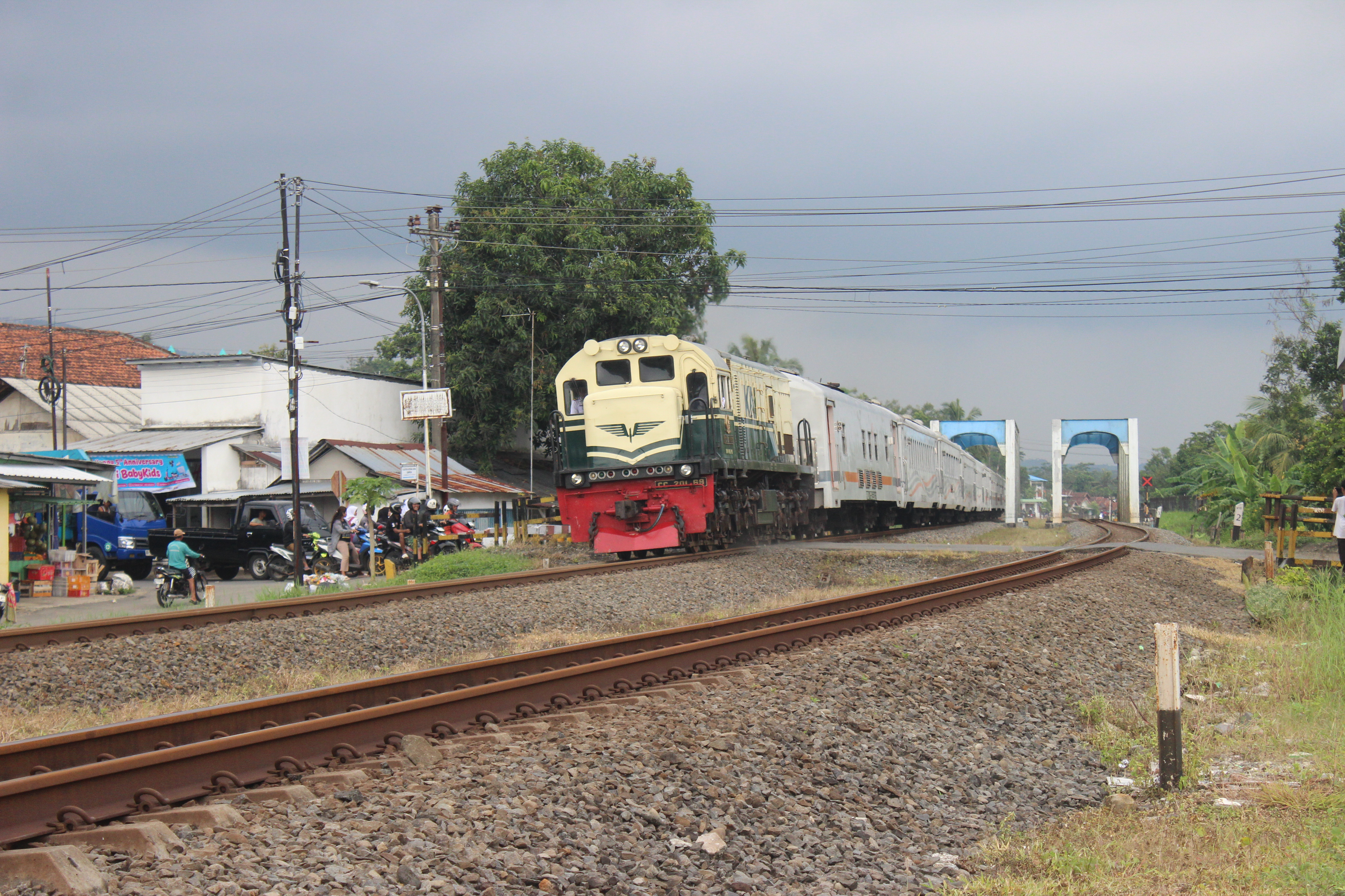 Lokomotif livery vintage pjka di Indonesia - foto kereta api dan lokomotif