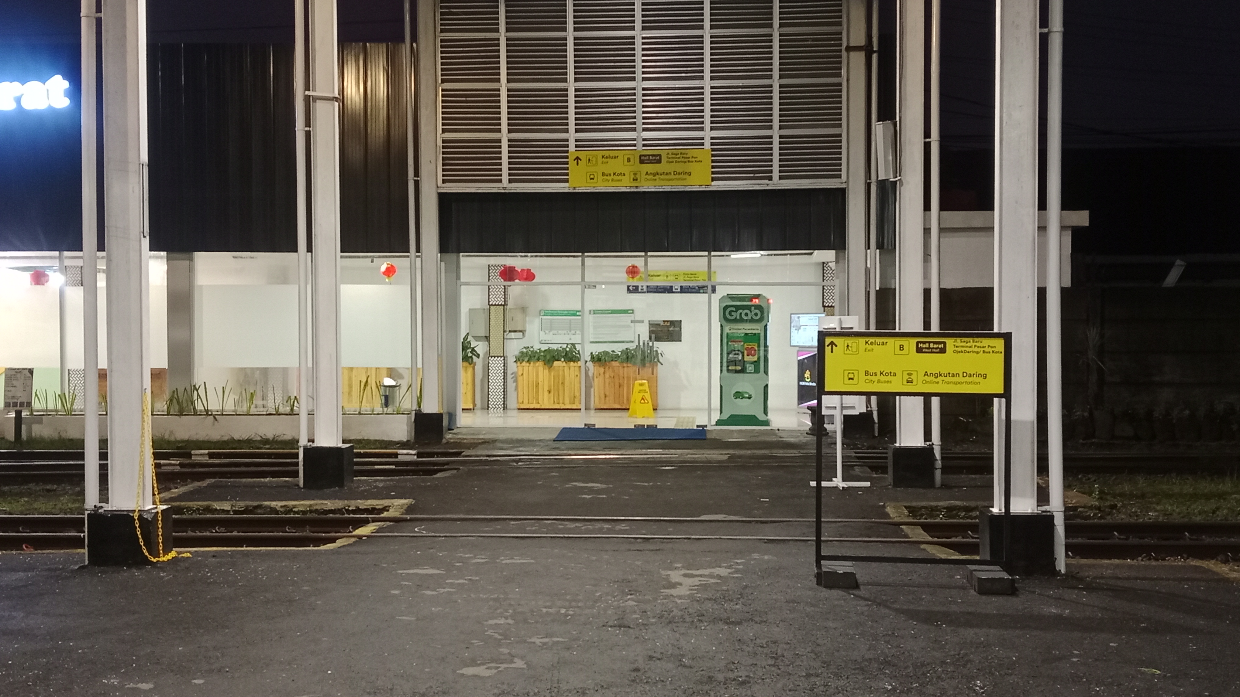 Keluar Pintu di Indonesia - foto kereta api dan lokomotif