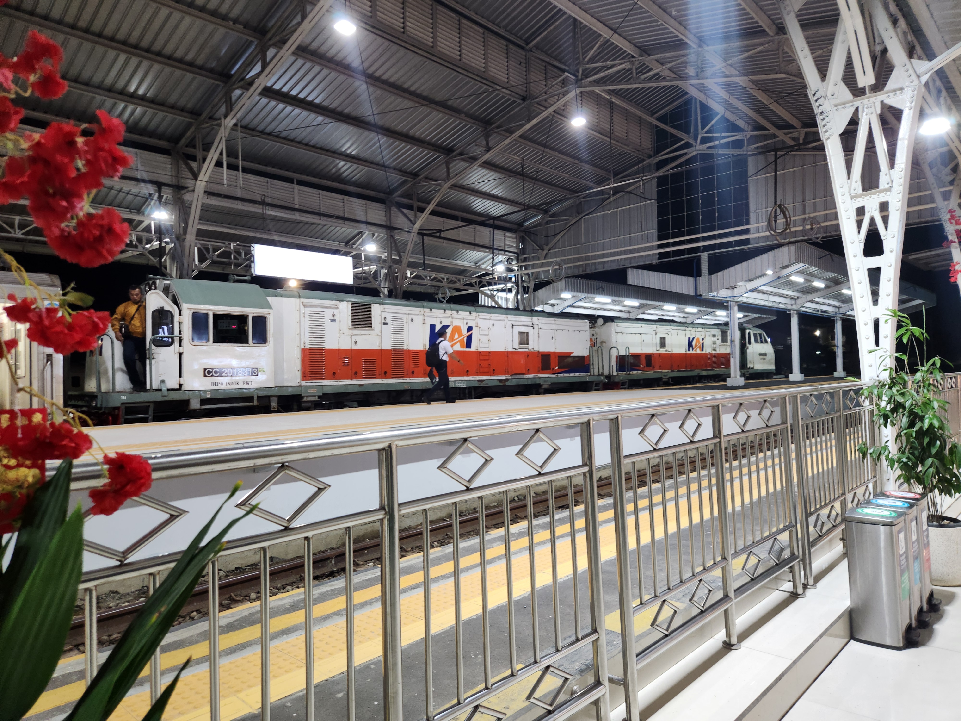 Kereta double loko di Indonesia - foto kereta api dan lokomotif