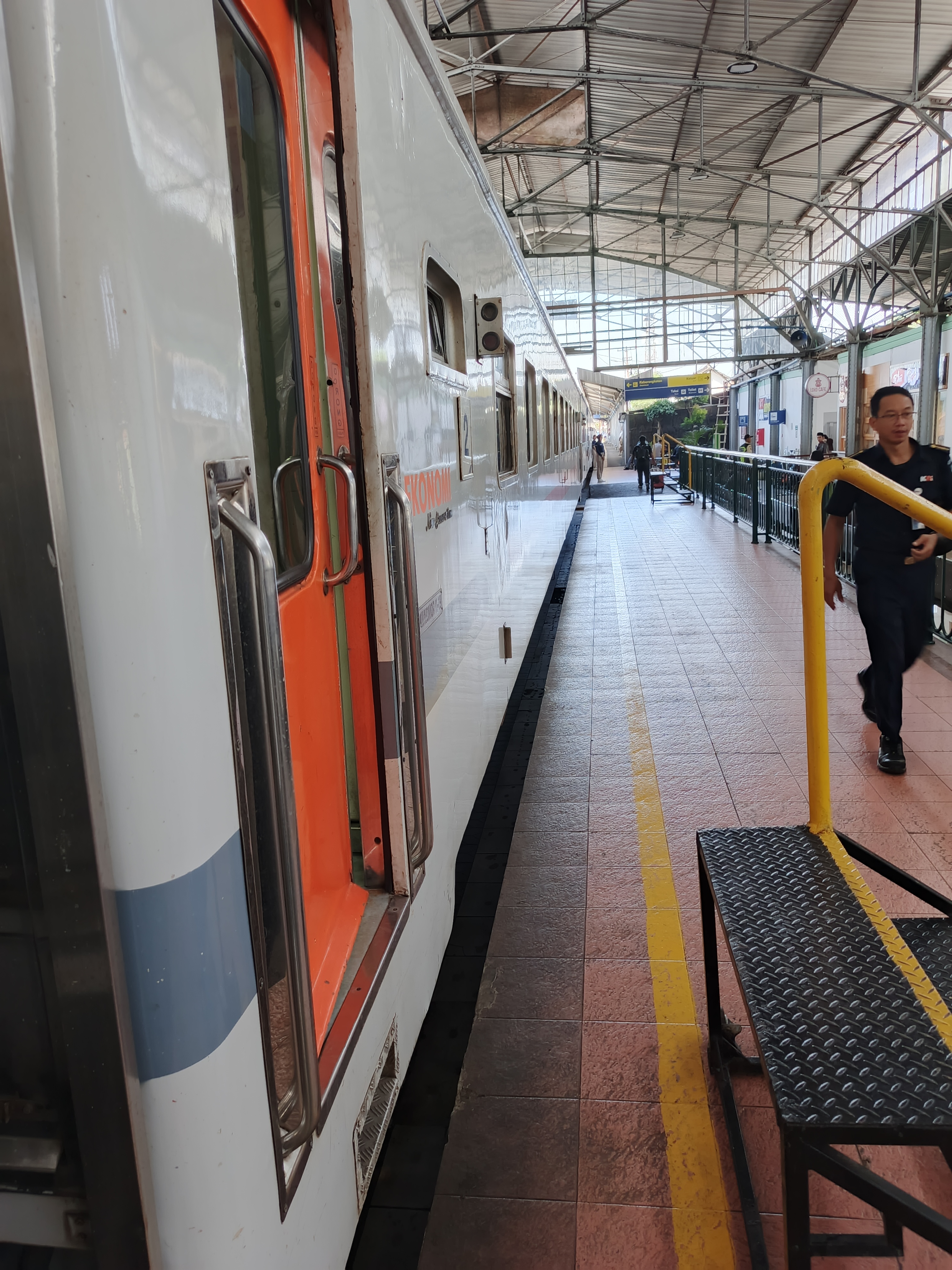 Semarang Poncol di Indonesia - foto kereta api dan lokomotif