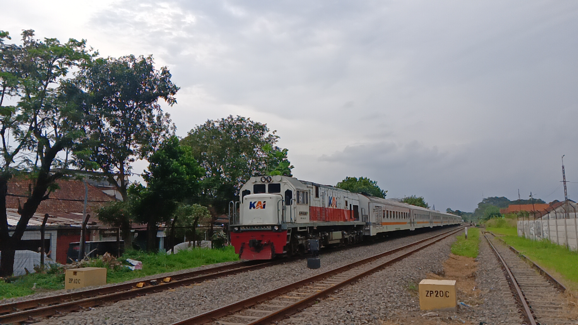 Hunting sambil ngabuburit  di Indonesia - foto kereta api dan lokomotif