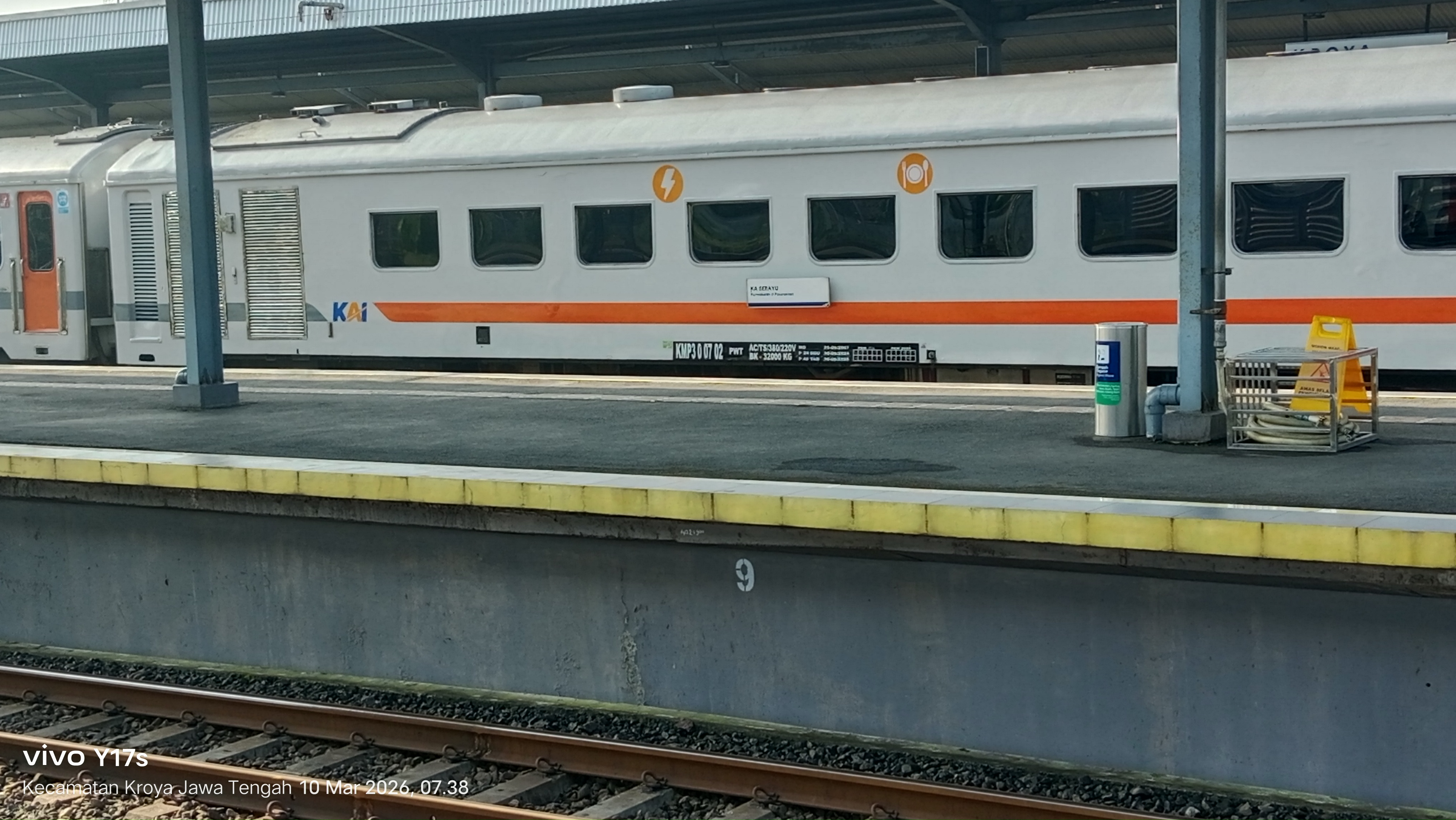 KA Serayu siap berangkat otw jakk di Indonesia - foto kereta api dan lokomotif