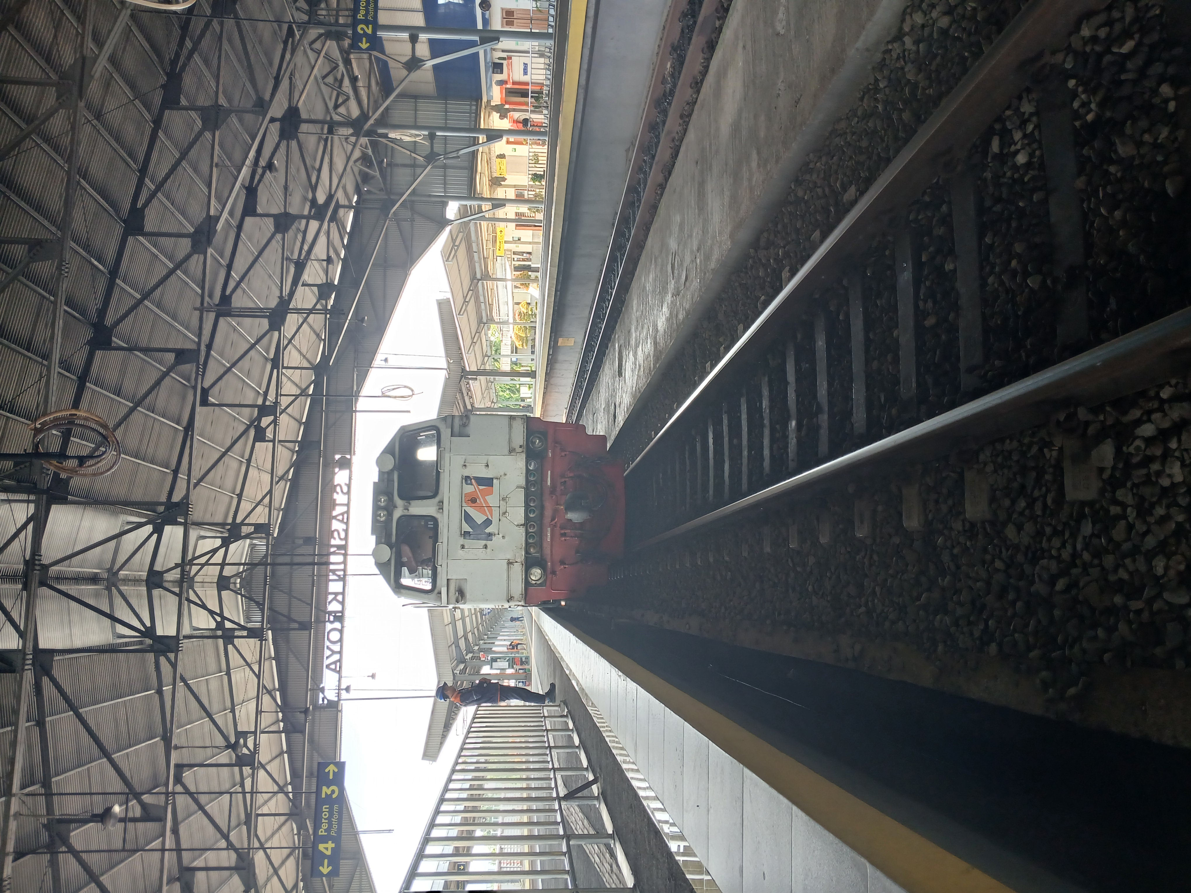 Kereta api purwojaya di Indonesia - foto kereta api dan lokomotif