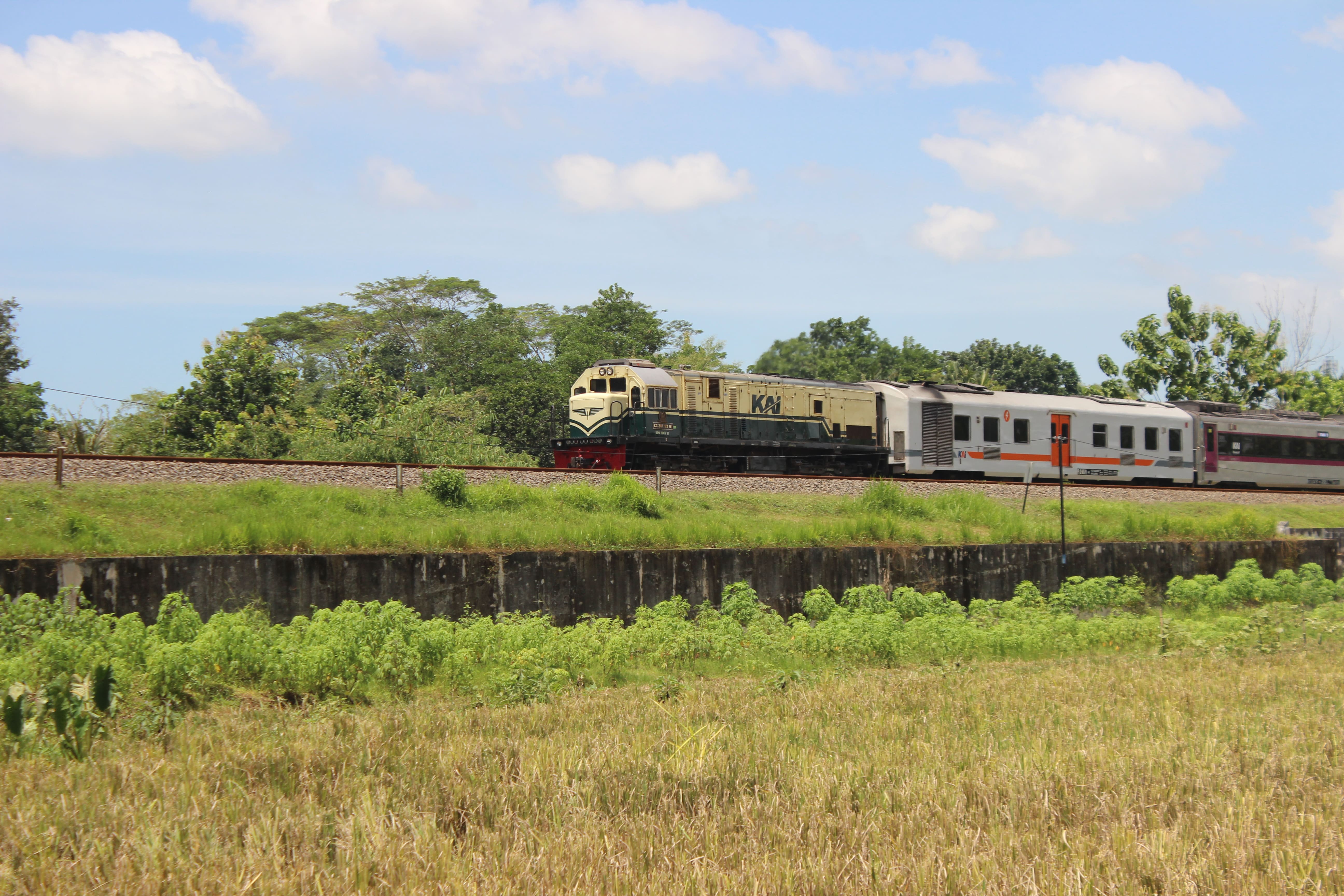 Lokomotif Livery vintage jr di Indonesia - foto kereta api dan lokomotif