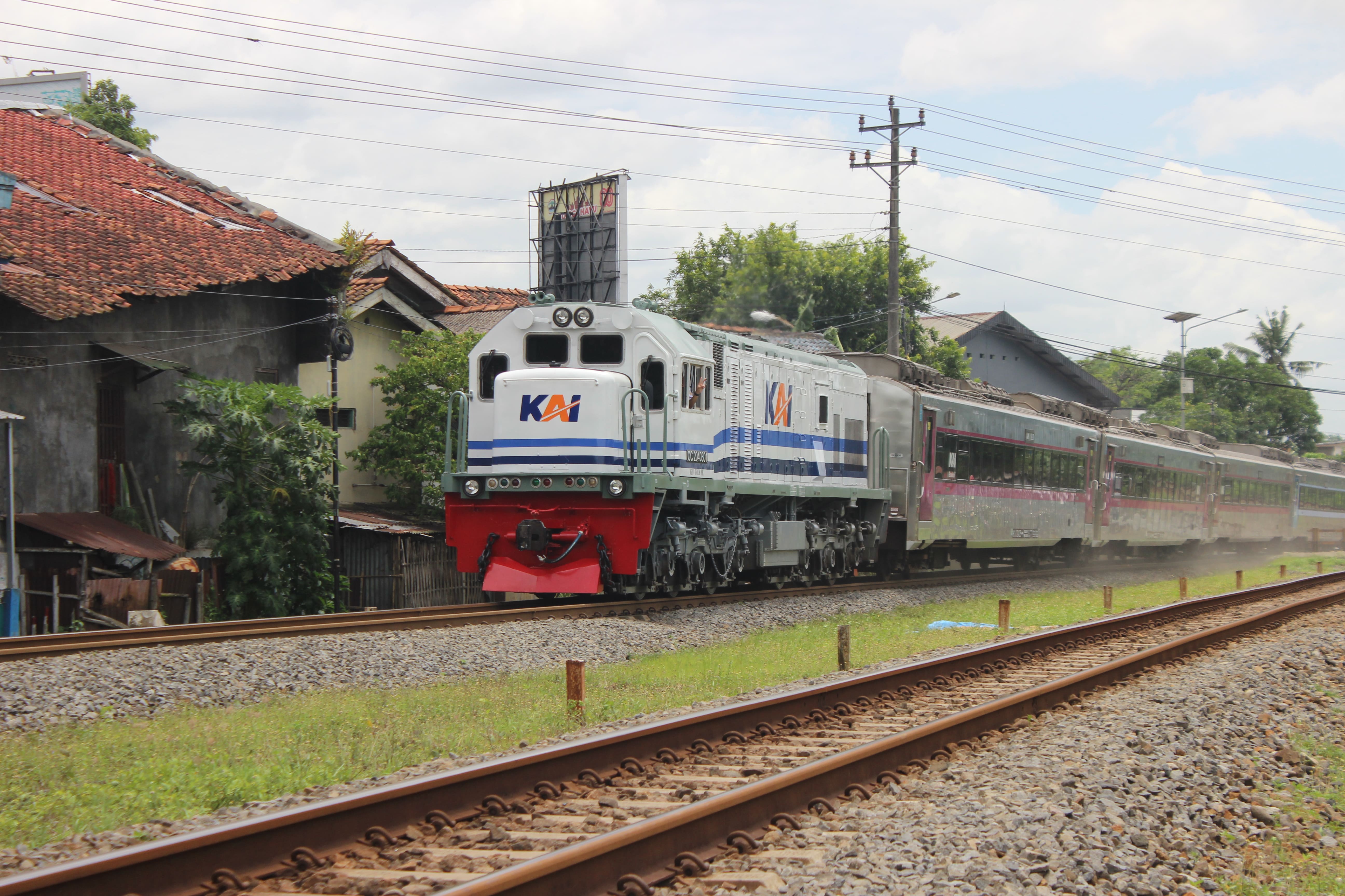 CC 204 03 01 yk di Indonesia - foto kereta api dan lokomotif