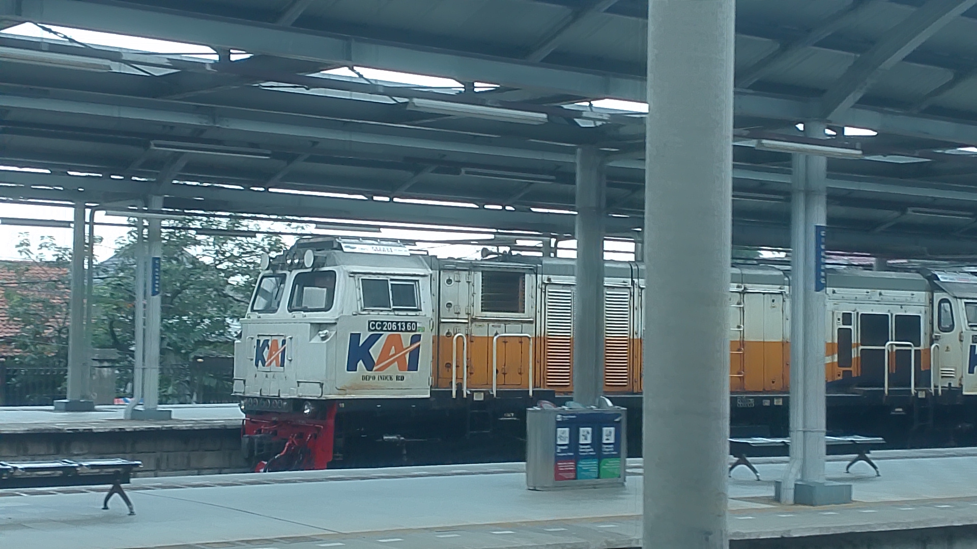 Foto Cc206 seri nya lupa 🗿 - Kereta Seri di Indonesia