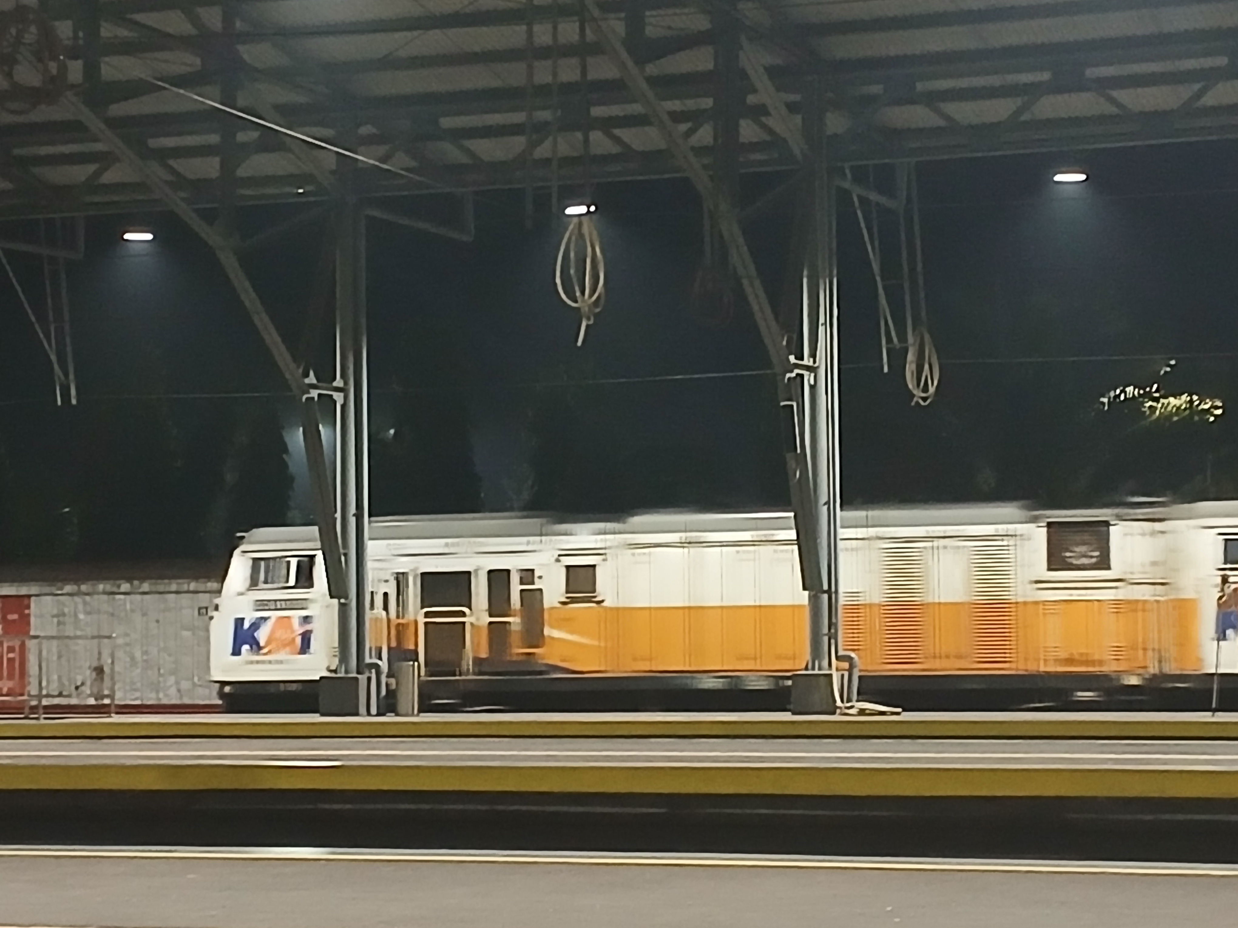 Loko cc206 kinclong  di Indonesia - foto kereta api dan lokomotif