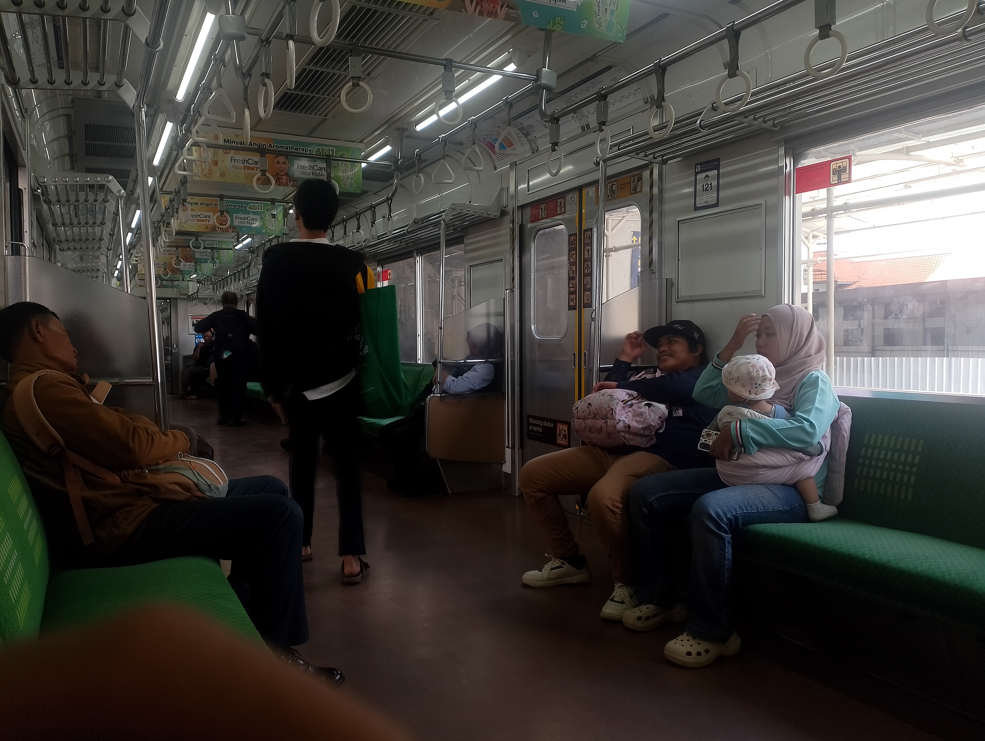 Foto KRL ketahan di petak Matraman - Jatinegara  di Indonesia - foto kereta api dan lokomotif