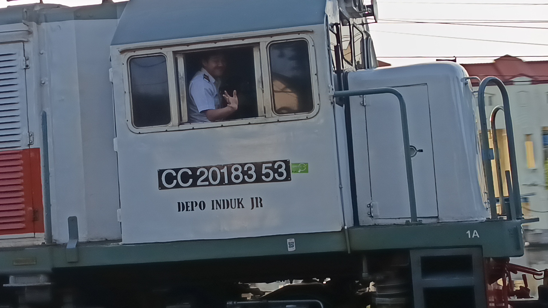 Foto 201 83 53 JR sebelum tabrakan, dengan joki ramah  - Kereta Jr di Indonesia