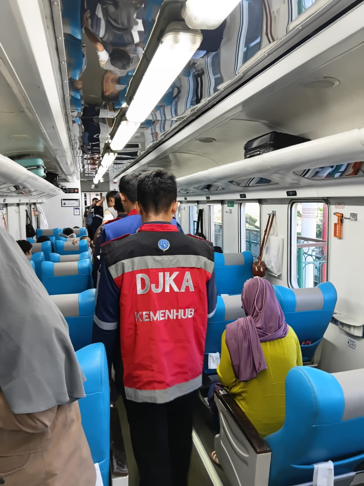 Foto Ramp Check Kesiapan Kereta Api Menjelang Angkutan Lebaran 2026 Petugas Direktorat Jenderal Perkeretaapian (DJKA) - Kereta Kereta Api di Indonesia
