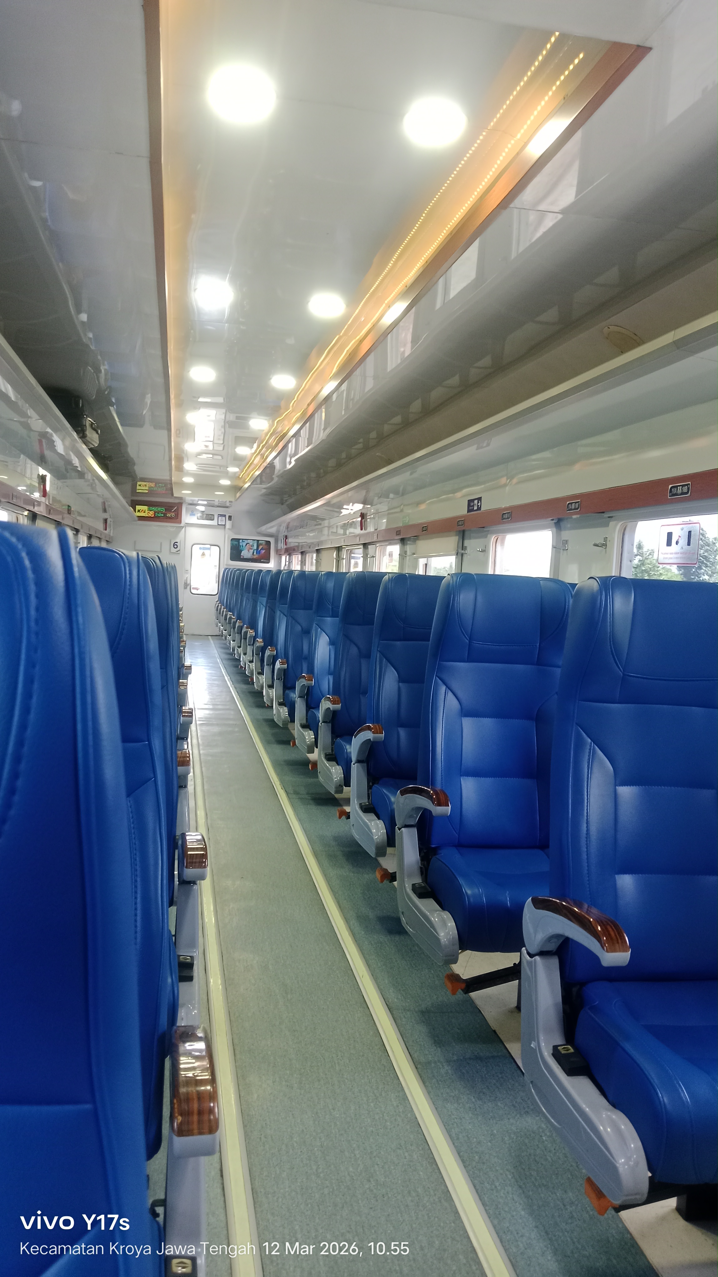 Foto Rangkaian KA Ekonomi New Generation – Lebih Nyaman dengan Kursi Reversible - Kereta Rangkaian di Indonesia