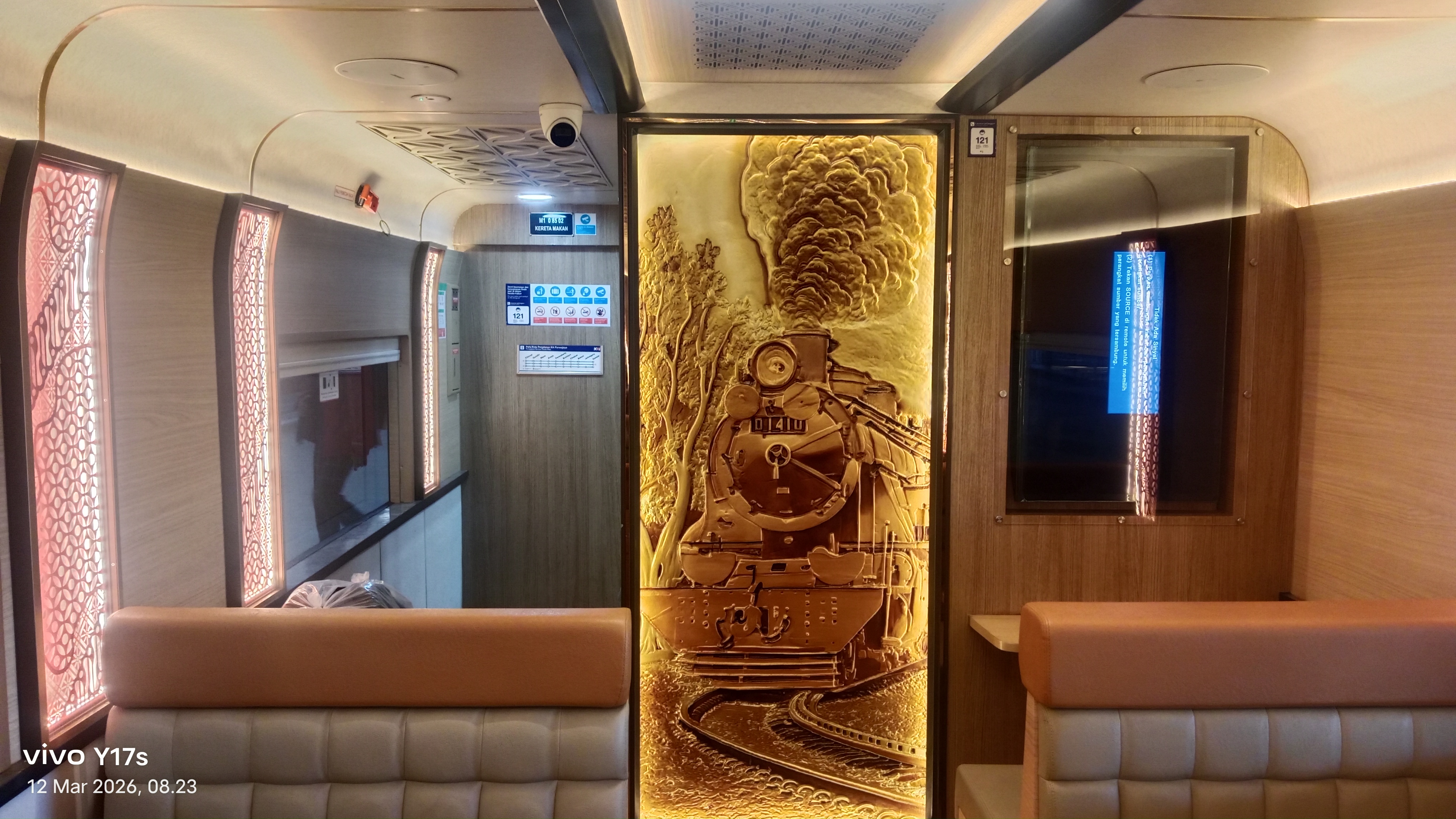 Interior Kereta Makan M1 0 85 02 di Indonesia - foto kereta api dan lokomotif