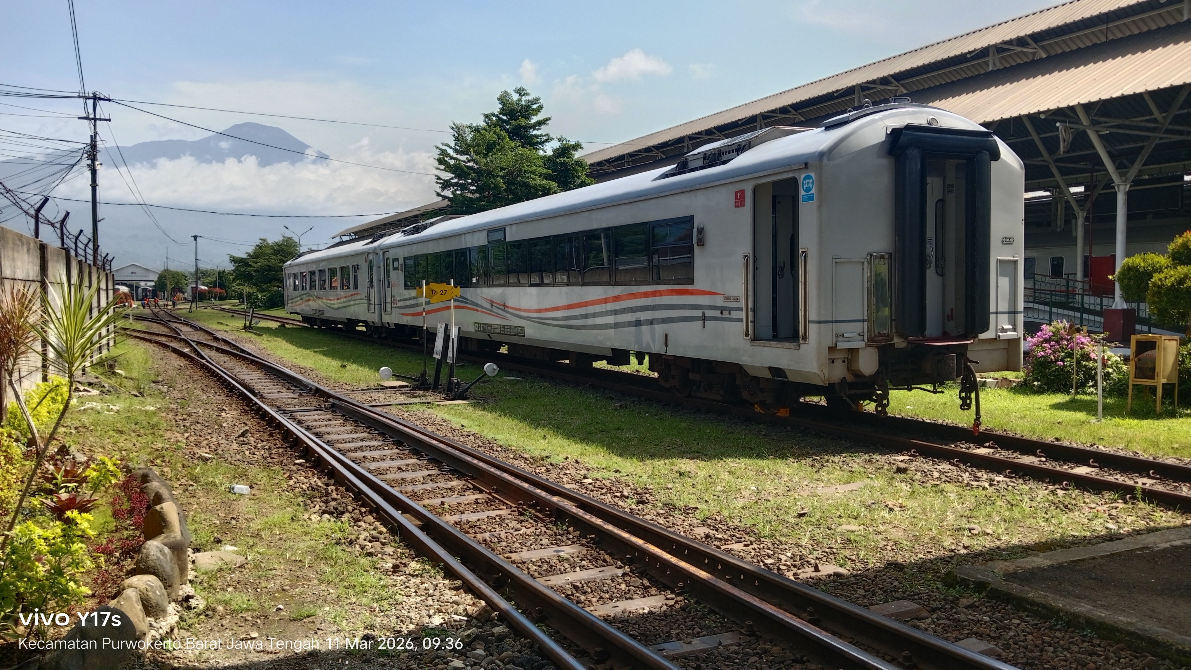 Rangkaian Stabling di Stasiun Purwokerto di Indonesia - foto kereta api dan lokomotif
