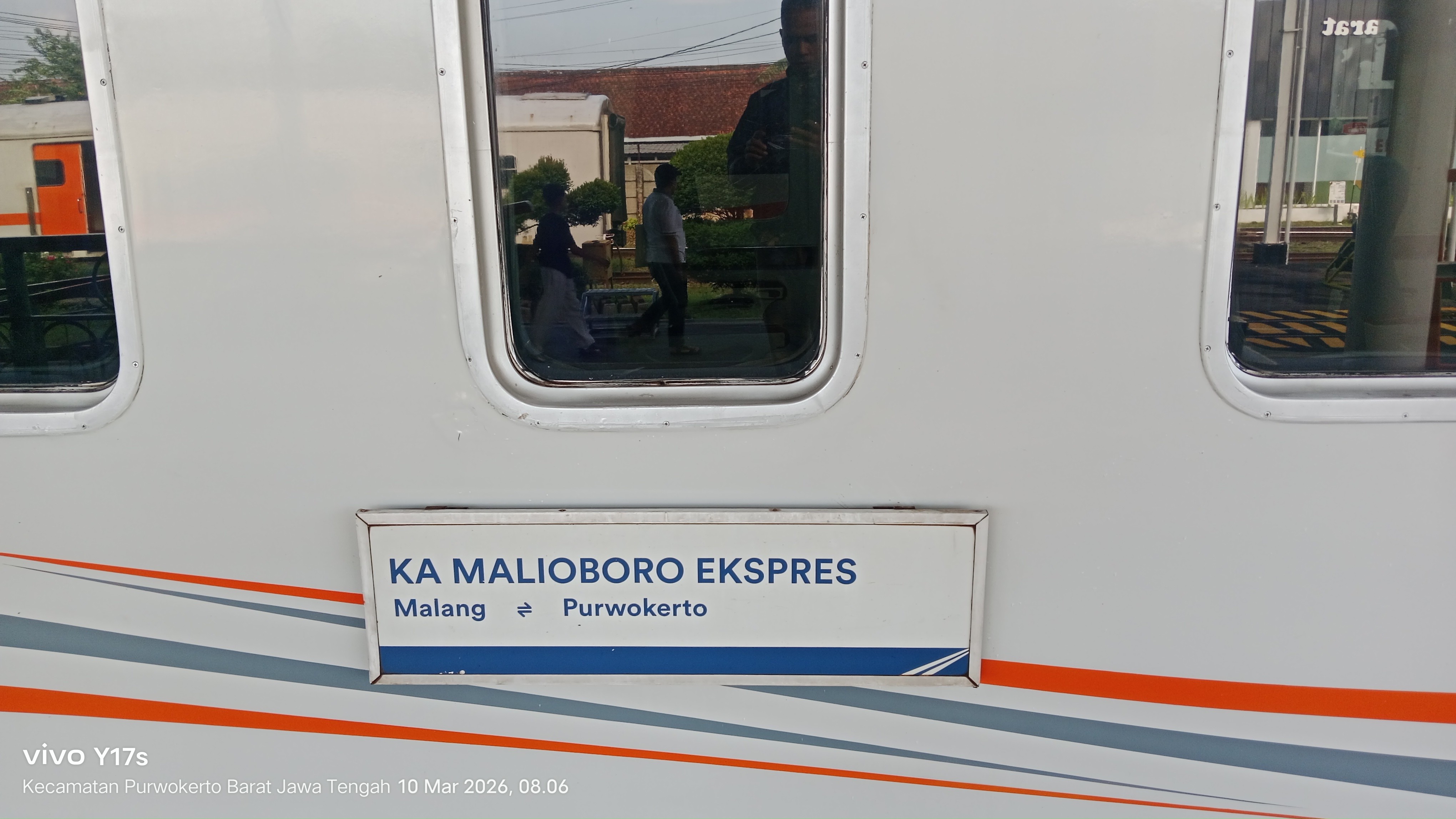 KA Malioboro Ekspres di Indonesia - foto kereta api dan lokomotif