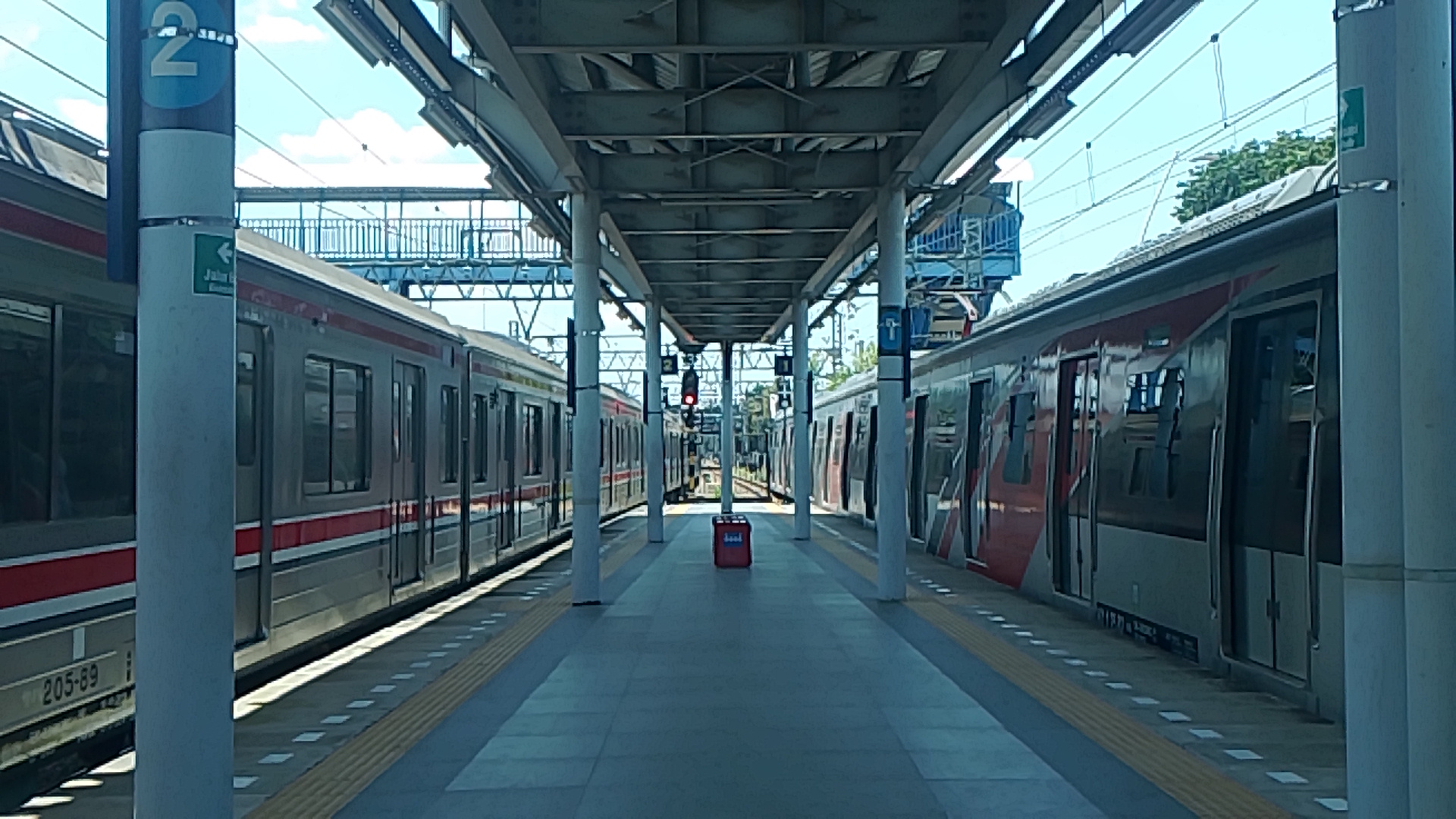 Hunting di Jatinegara  di Indonesia - foto kereta api dan lokomotif
