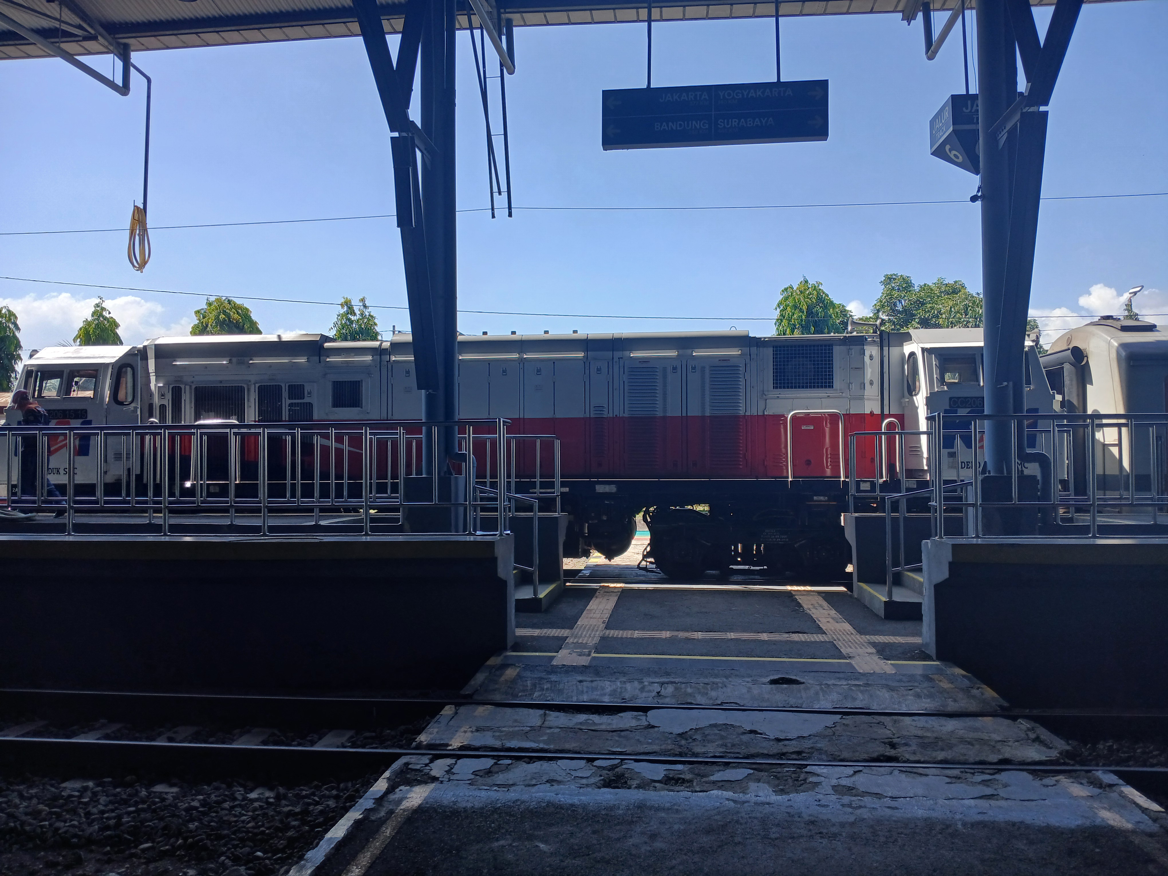 Ka kamandaka di Indonesia - foto kereta api dan lokomotif