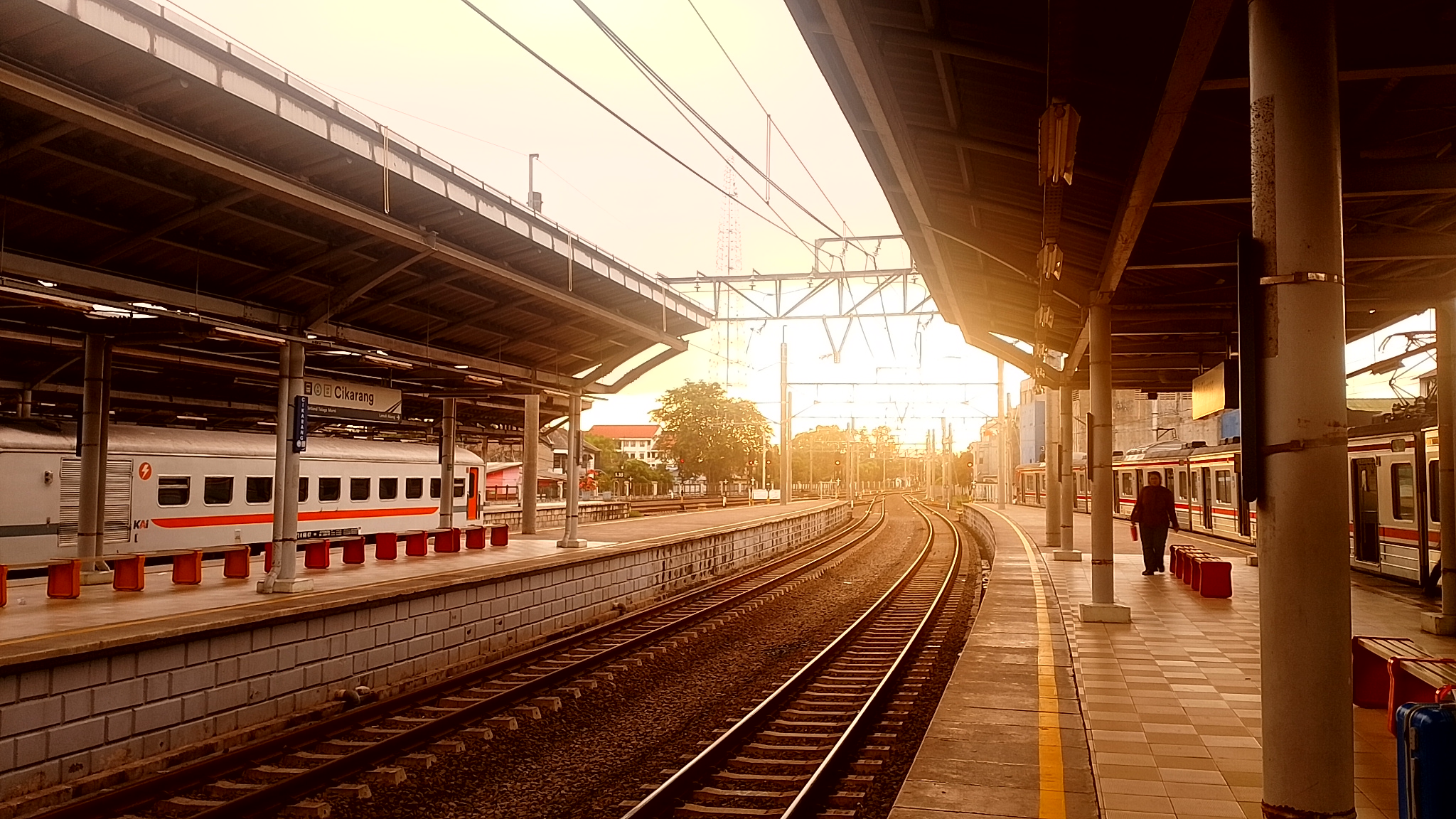 Sunset Stasiun Cikarang  di Indonesia - foto kereta api dan lokomotif