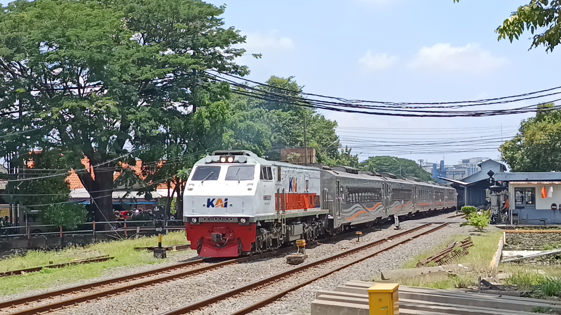 KA Logawq dengan gerbong barunya di Indonesia - foto kereta api dan lokomotif