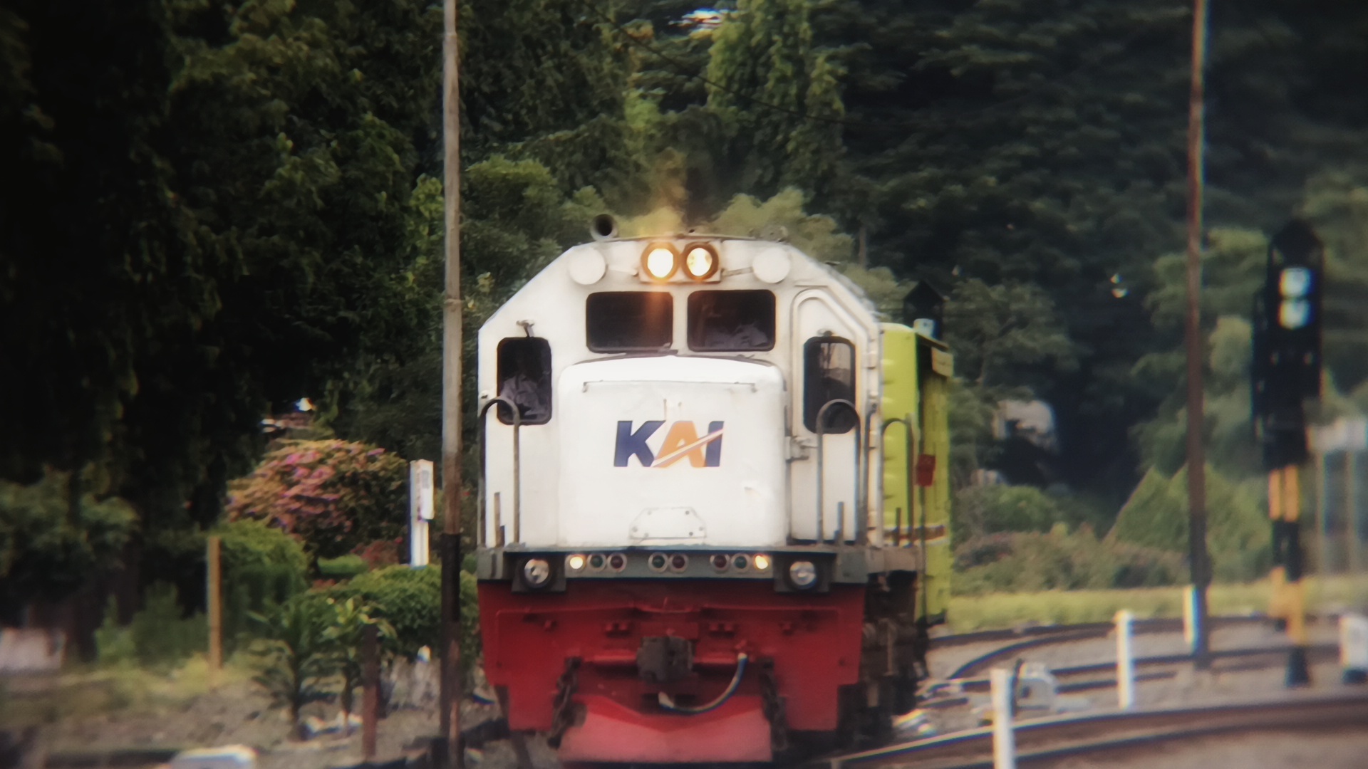 KLB kirim gerbong penolong guna penerusan ke sidotopo di Indonesia - foto kereta api dan lokomotif